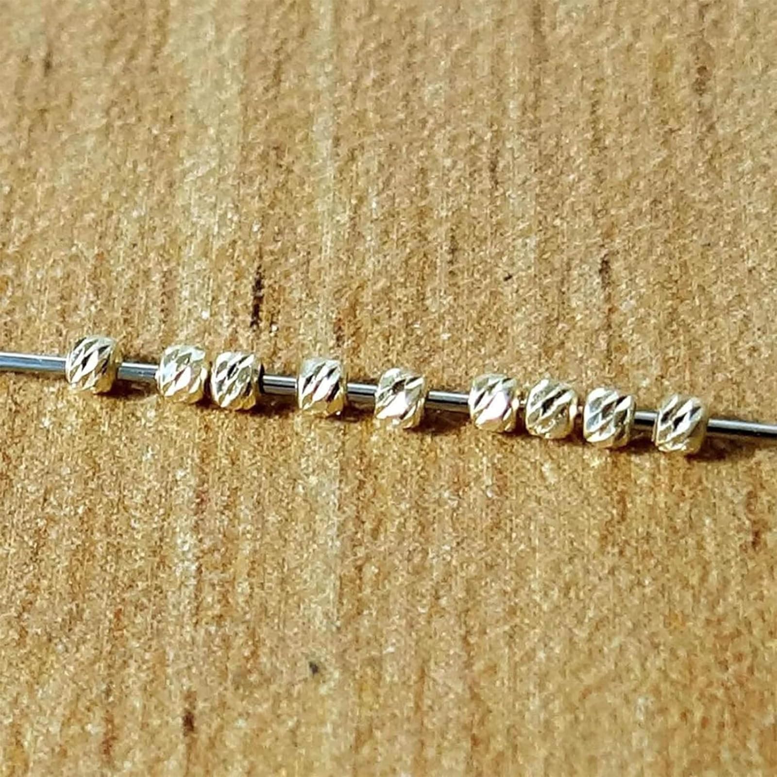 Elektryczna maszyna do zawieszania koralików, przenośna, dwukanałowa, z ogranicznikiem długości, zakres nawijania koralików od 1,5 do 17 mm, funkcja automatycznego wyrównania igieł, do bransoletek i