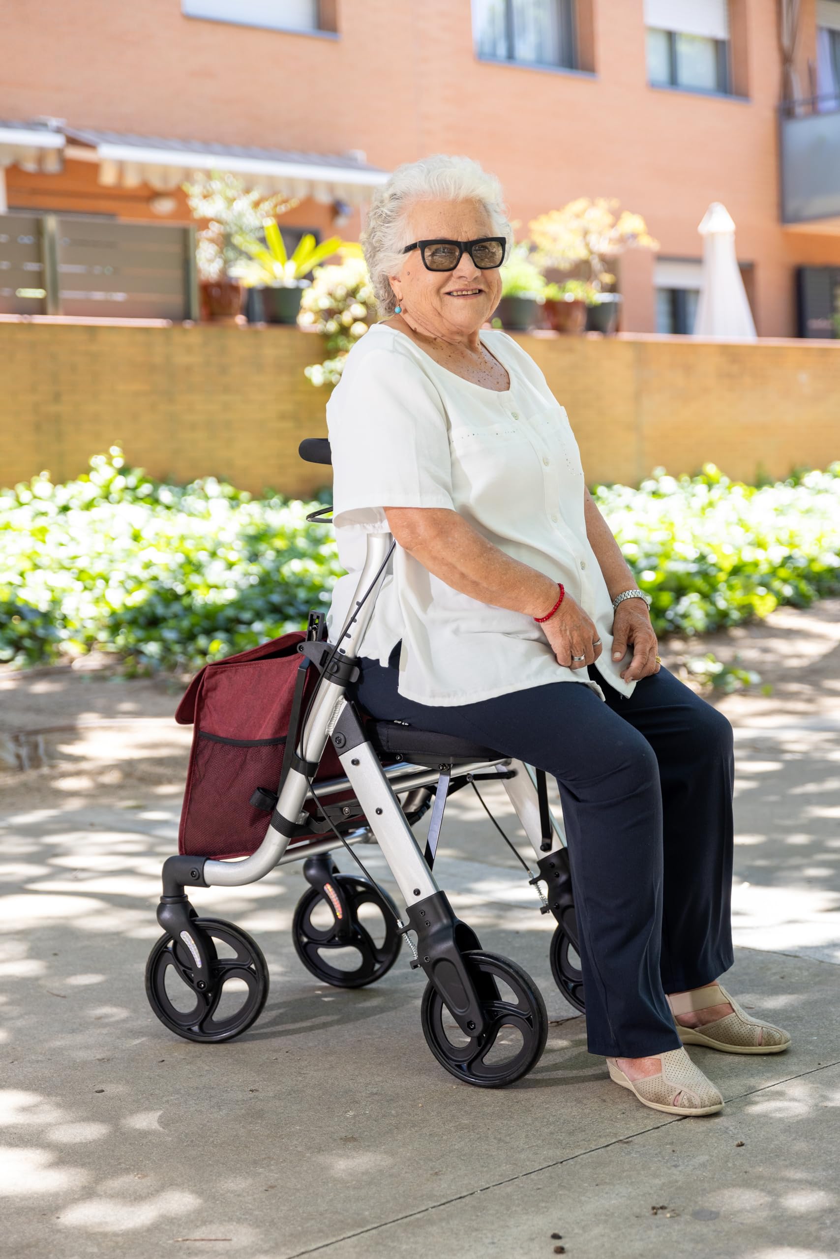 Carlett Andador con Asiento Plegable y Bolsa Extraíble, Producto Médico Homologado EU, Ruedas Grandes 20 cm, Freno de Parking y Manillar Regulable, Ideal para Interior y Exterior, Lett Walk, Negro