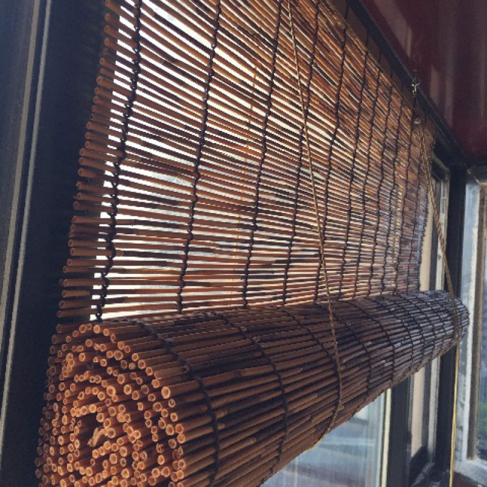 Rideaux en roseaux tissés à la main pour l'intimité d'un balcon ombragé