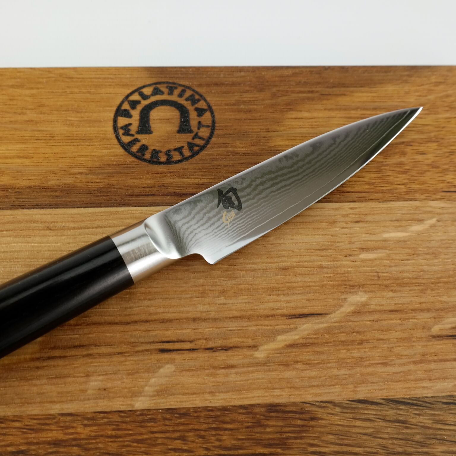 Kai Shun Classic DM-0700 - Set de regalo (cuchillo de oficina muy afilado, hoja de acero de damasco de 9 cm y tabla de cortar grande de roble de 30 x 18 cm)
