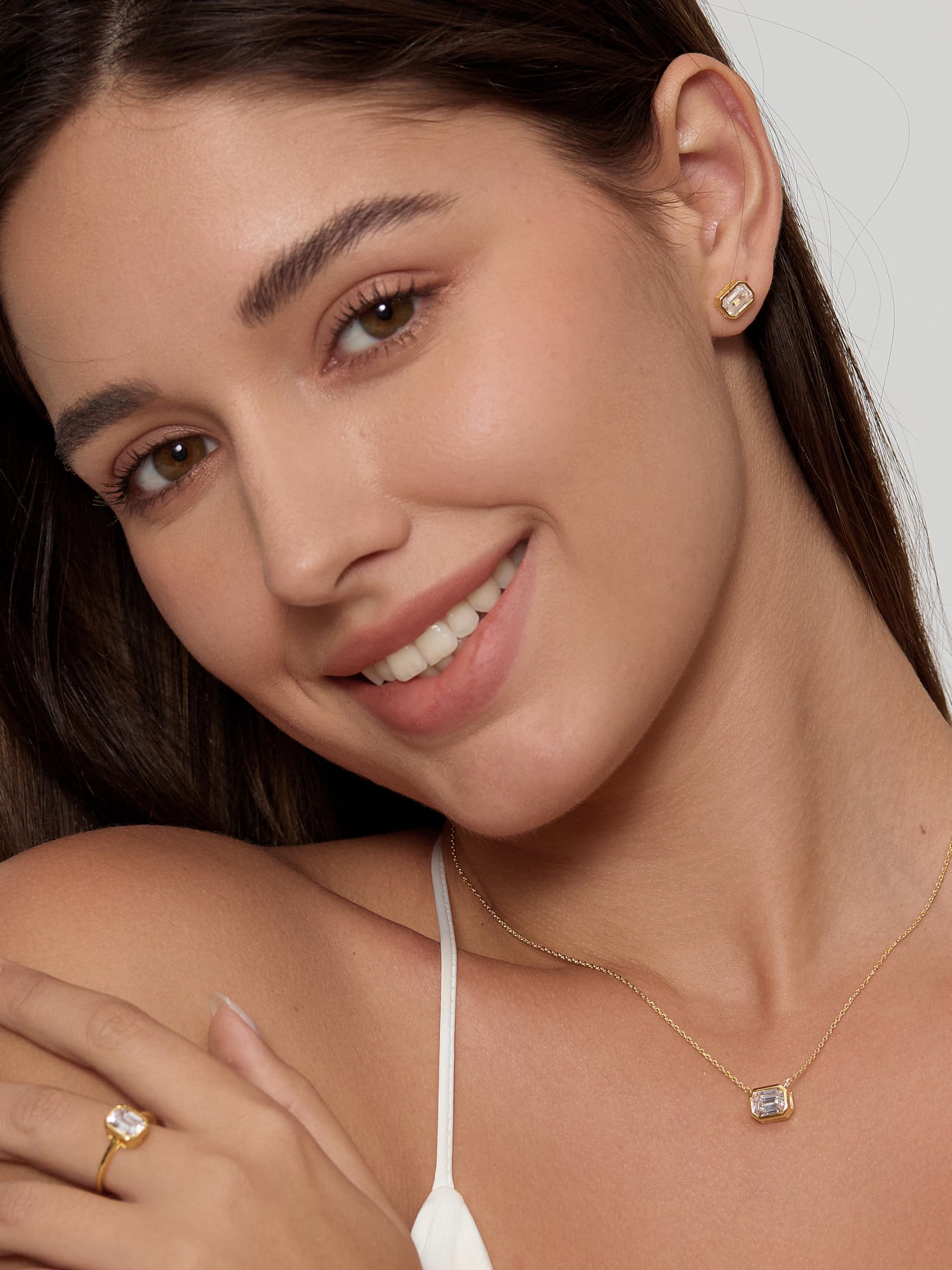 Michooyel Collana con pendente in argento sterling 925 placcato oro 18k per donne Collana con solitario taglio smeraldo da 1,5 carati CZ | Deliziose collane d'oro da donna