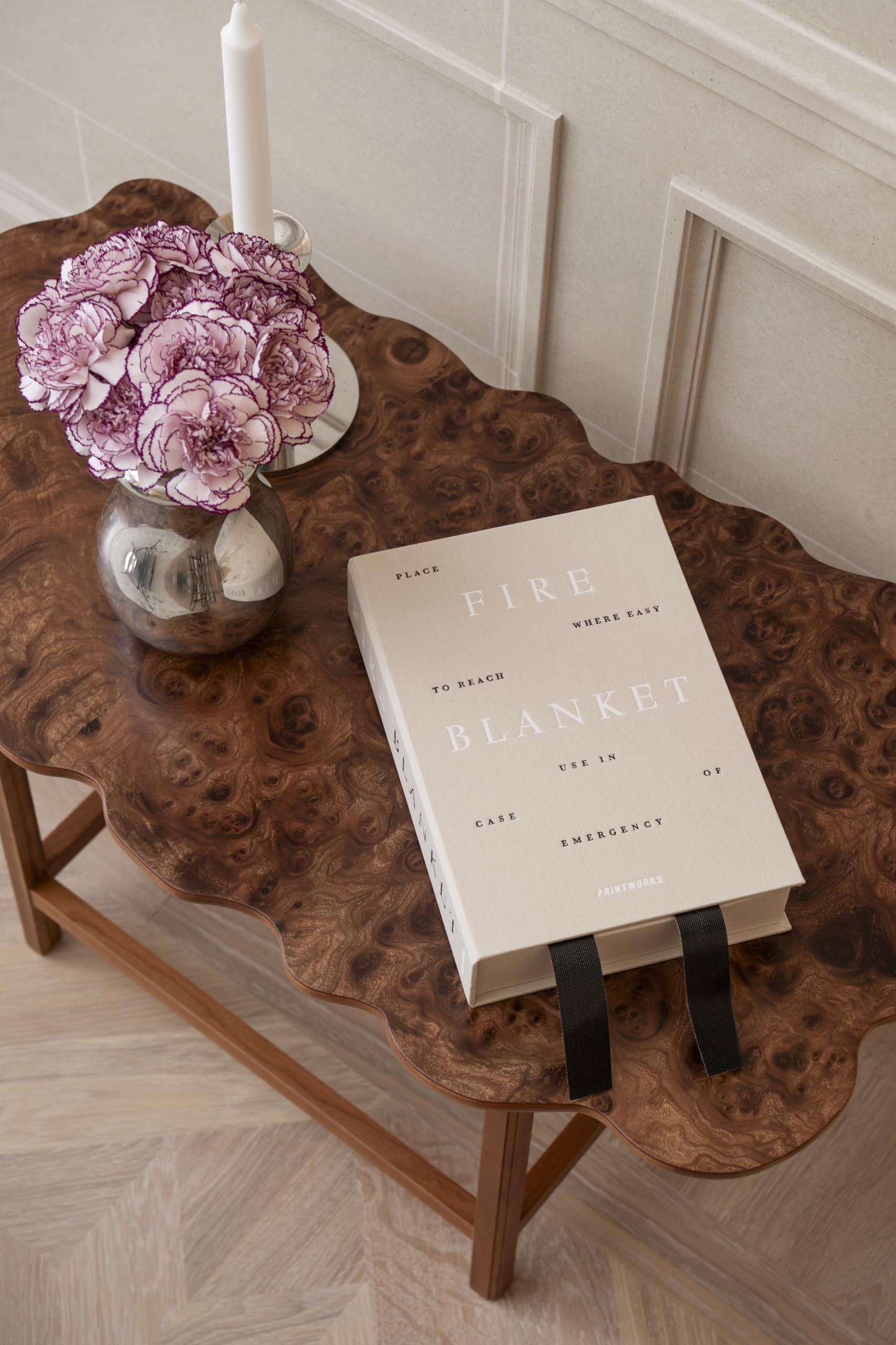 PrintWorks Manta ignífuga beige para el hogar, funda de seguridad de emergencia Minimaslitc en elegante caja de almacenamiento discreta estilo libro