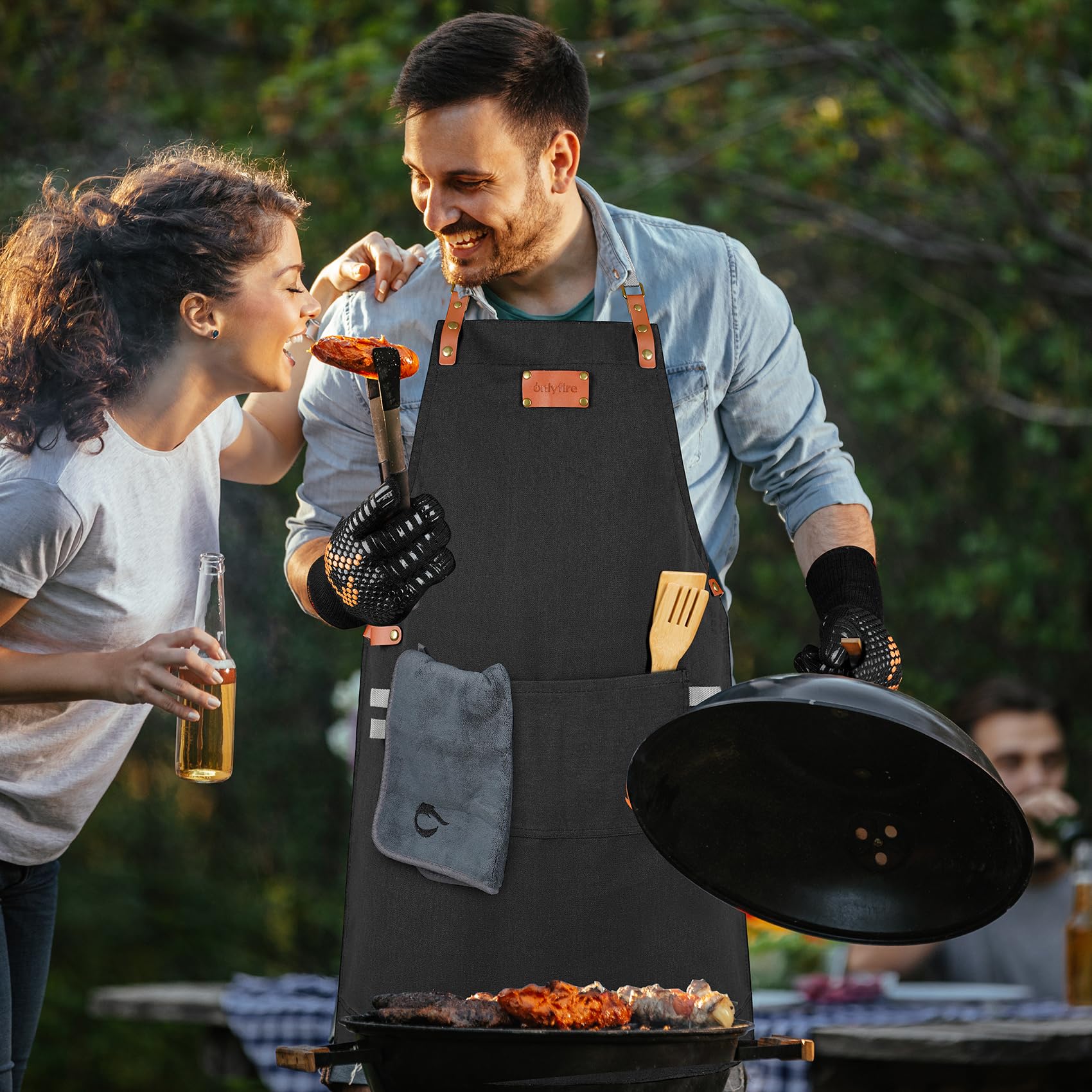 onlyfire Set di Utensili da Cucina da 3 Pezzi, Guanti da Barbecue Resistenti al Calore, Grembiule Regolabile con 2 Tasche e Panno di Pulizia in Microfibra, Set di Accessori per Barbecue per Cucinare