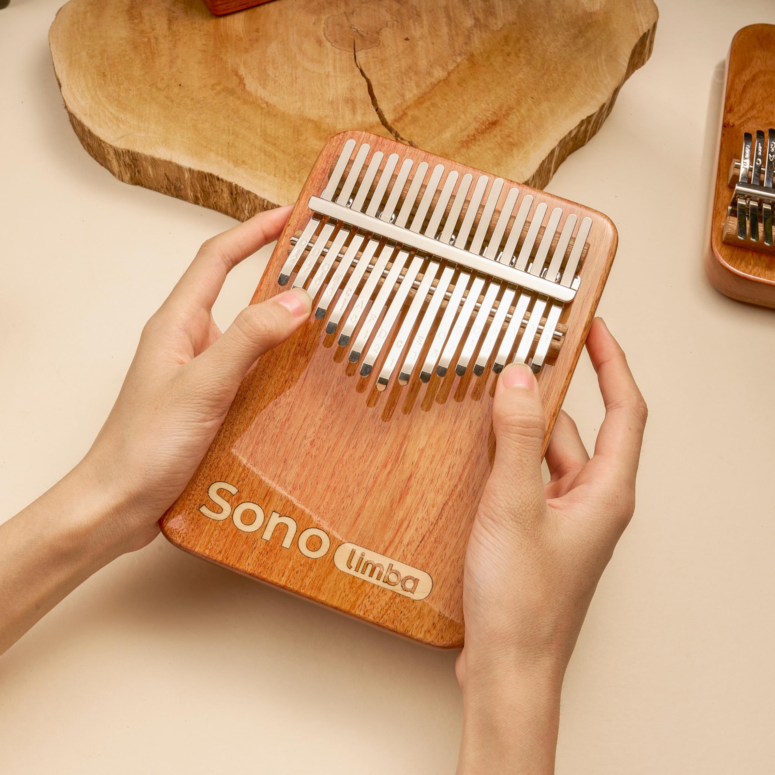 Kalimba "Sonolimba" mit 17 Schlüsseln in C - Dur aus Korallenholz. Daumenklavier inkl. Set mit Liederbuch, Schutztasche, Stimmhammer und weiteres. Kalimba Instrument für Kinder und Erwachsene