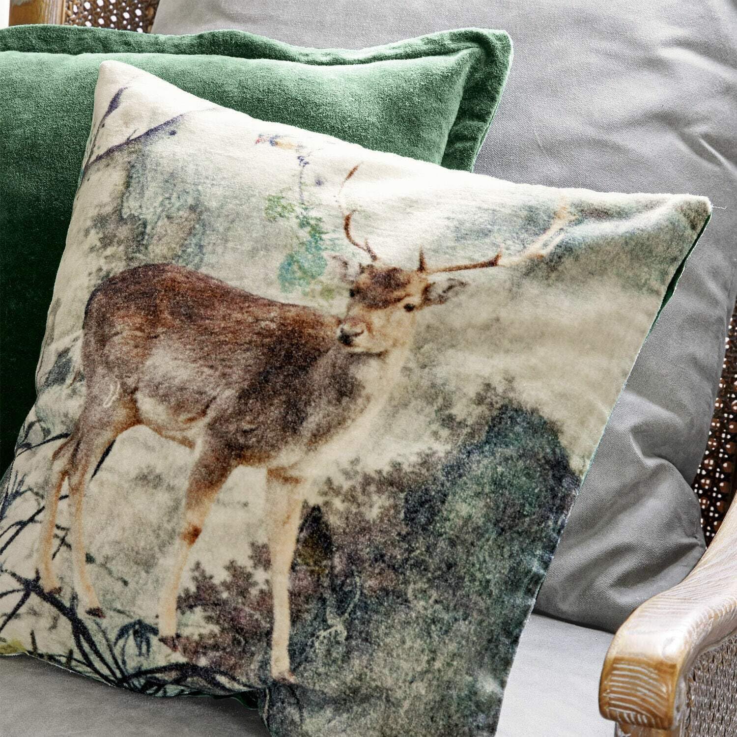 Loberon Kissenhülle 2er Set Anie - grün, grün | Hirschdruck/unifarben - weicher Samt - Chalet-Chic - weihnachtliche Textilien - Weihnachtsdeko - Weihnachten