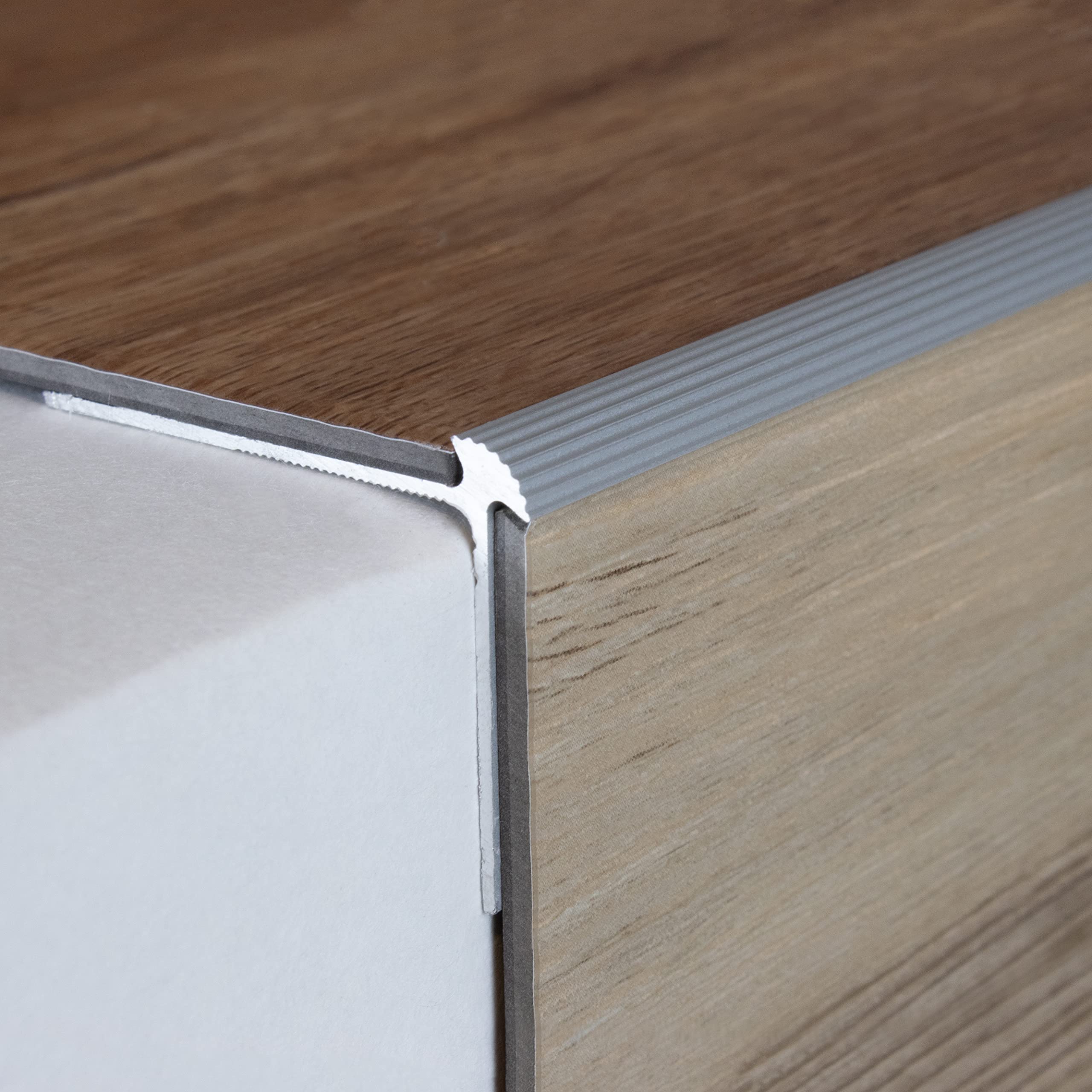 PROVISTON | Treppenkante | Aluminium eloxiert | Silber | Breite 40 mm | Höhe 30 mm | Länge 2700 mm | Gebohrt | Treppenkantenprofil | Treppenwinkel | Winkelprofil | Kombiwinkel | 1 Stück