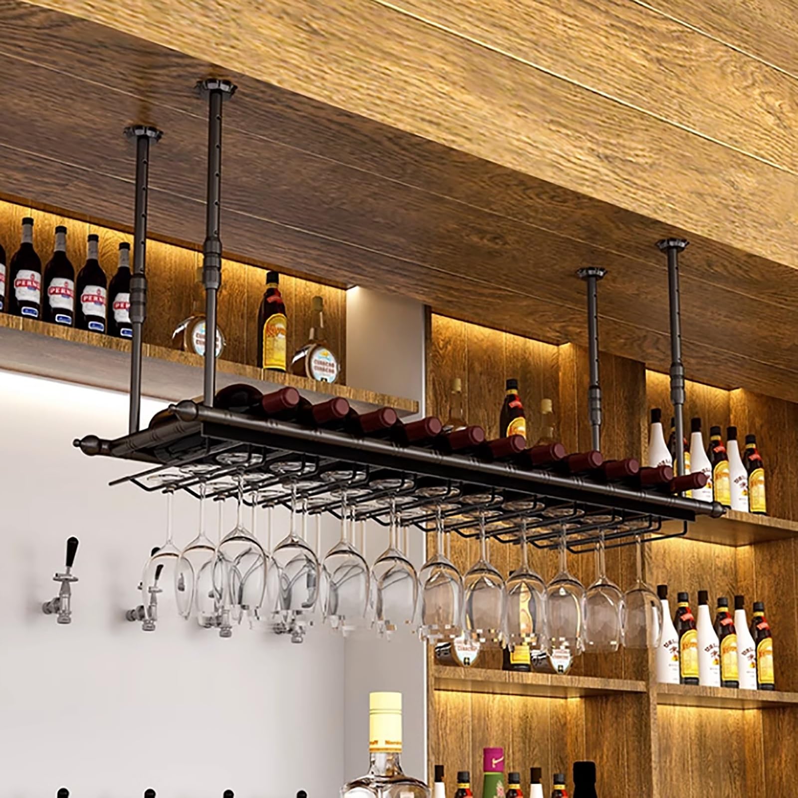 Casier à vin en fer au plafond robuste et design industriel haut de gamme