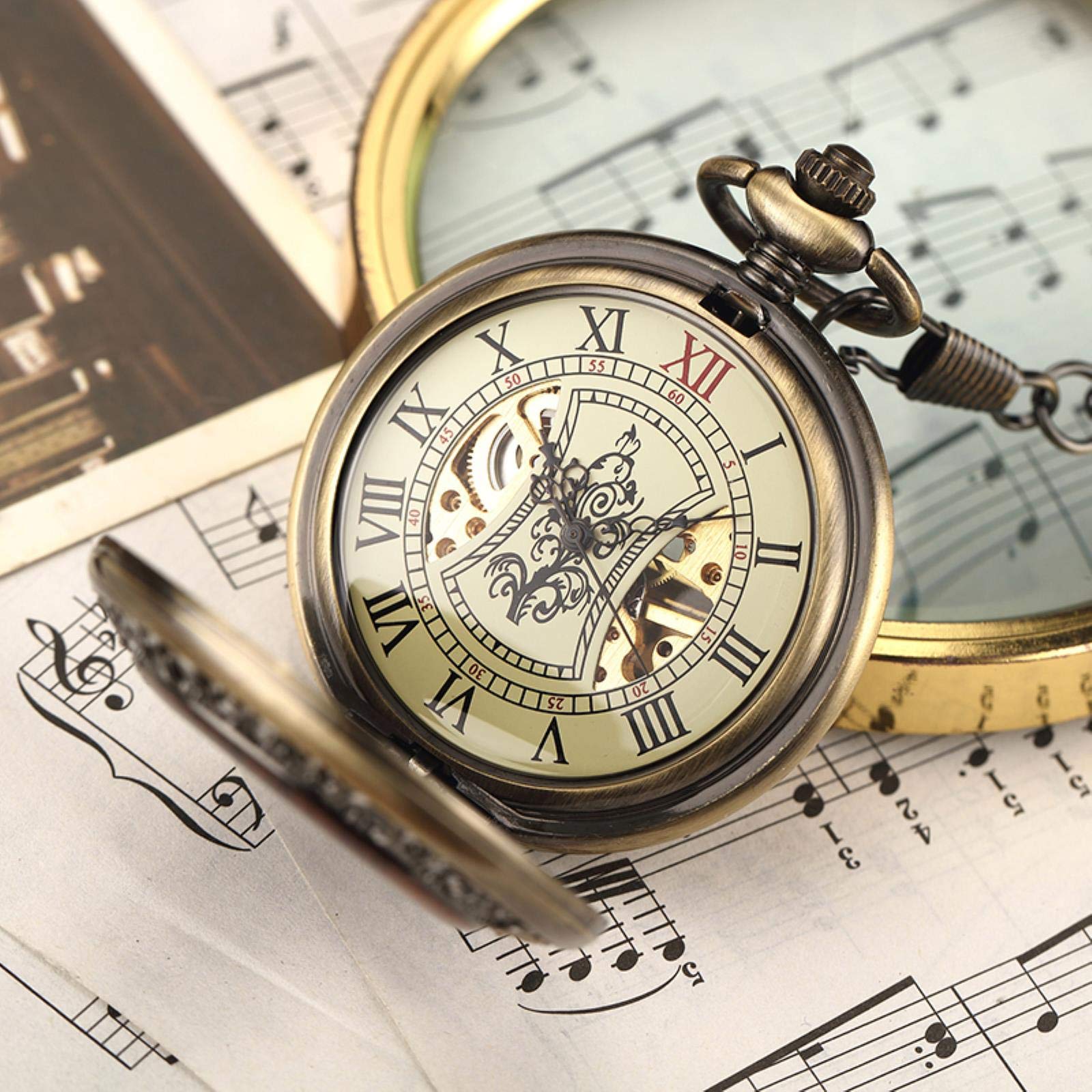 Orologio da tasca con catena e medaglione, quadrante cavo