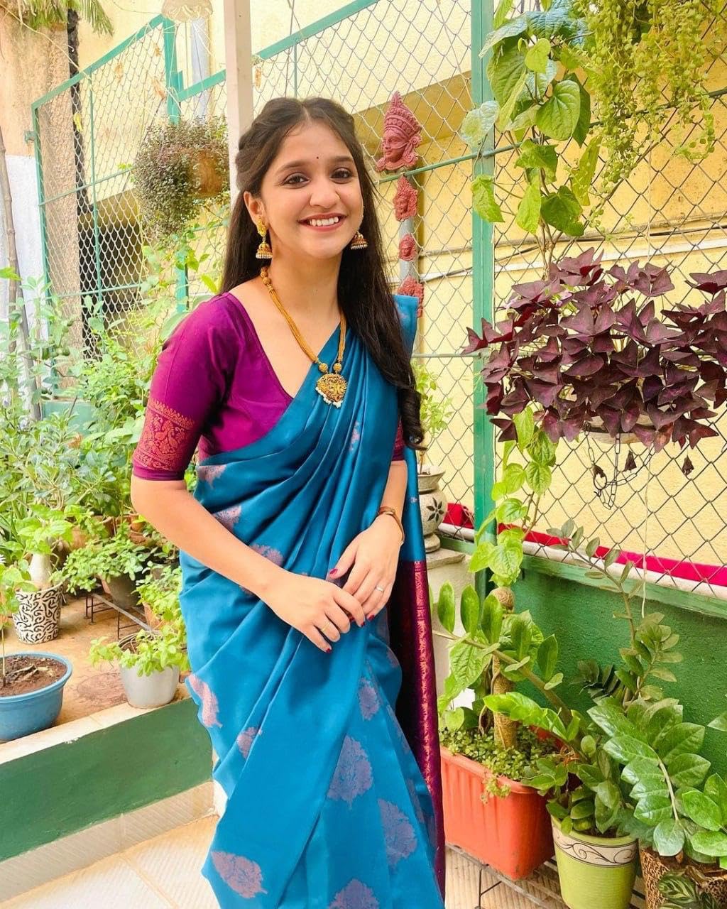 Flosive Women's Kanjivaram Pure Zari Woven Soft Silk Saree With Blouse Piece And Gold Zari Boder (Blue)