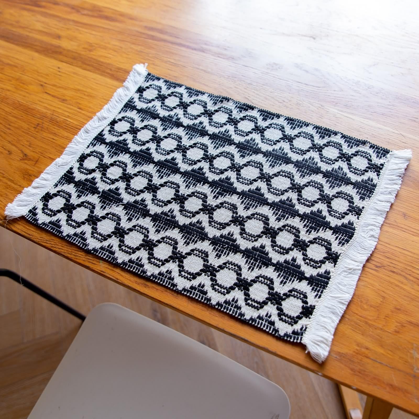 Lot de 6 Set de Table Hiver 30x50cm, Dessous de Table Motif Géométrique Tissé avec Pompons Coton Lin Noir Beige