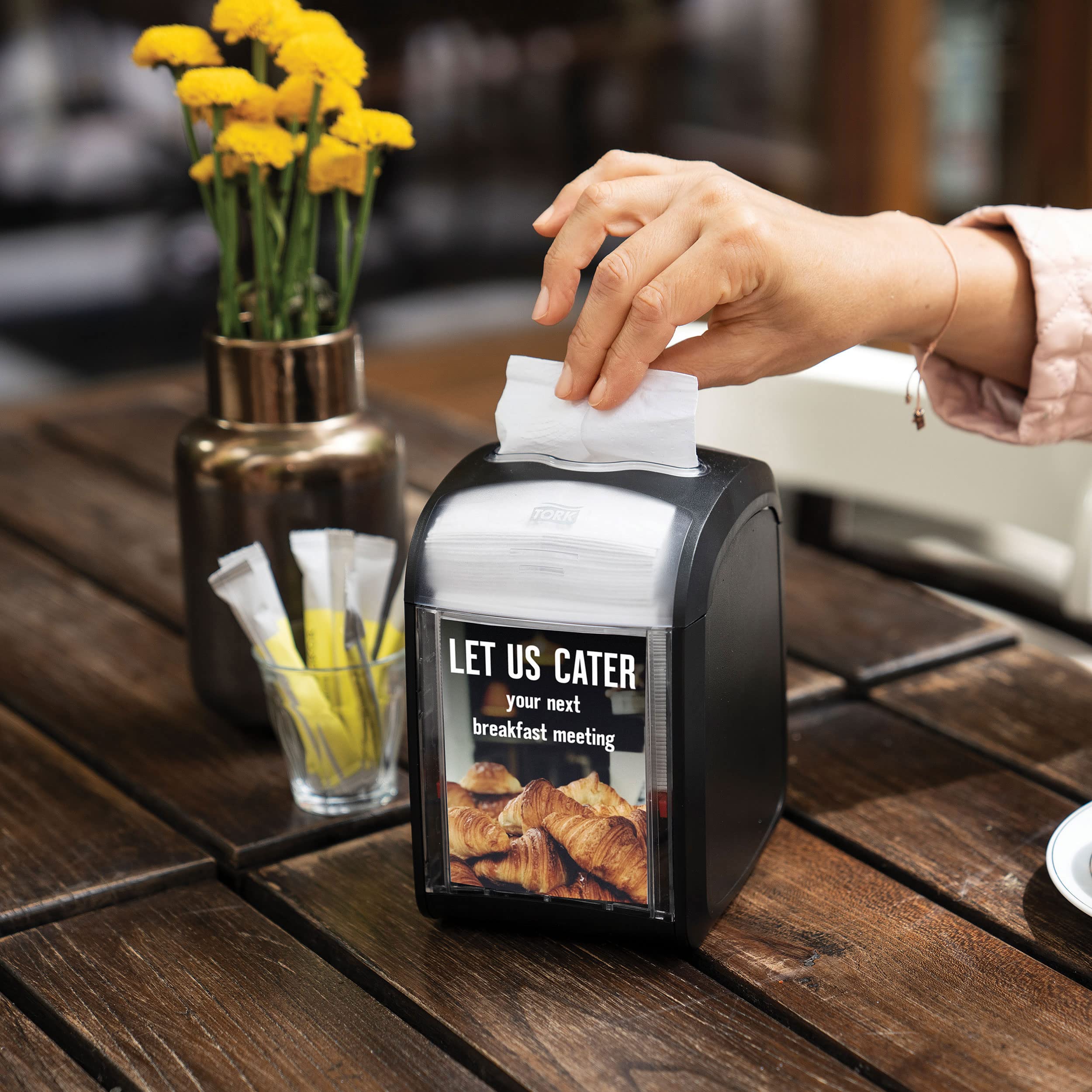 Tork Distributeur de Serviettes de Table Xpressnap Fit – 272900 | Noir, Distribution Feuille-à-Feuille, Destiné aux Restaurants, Usage Unique, Distributeur N14