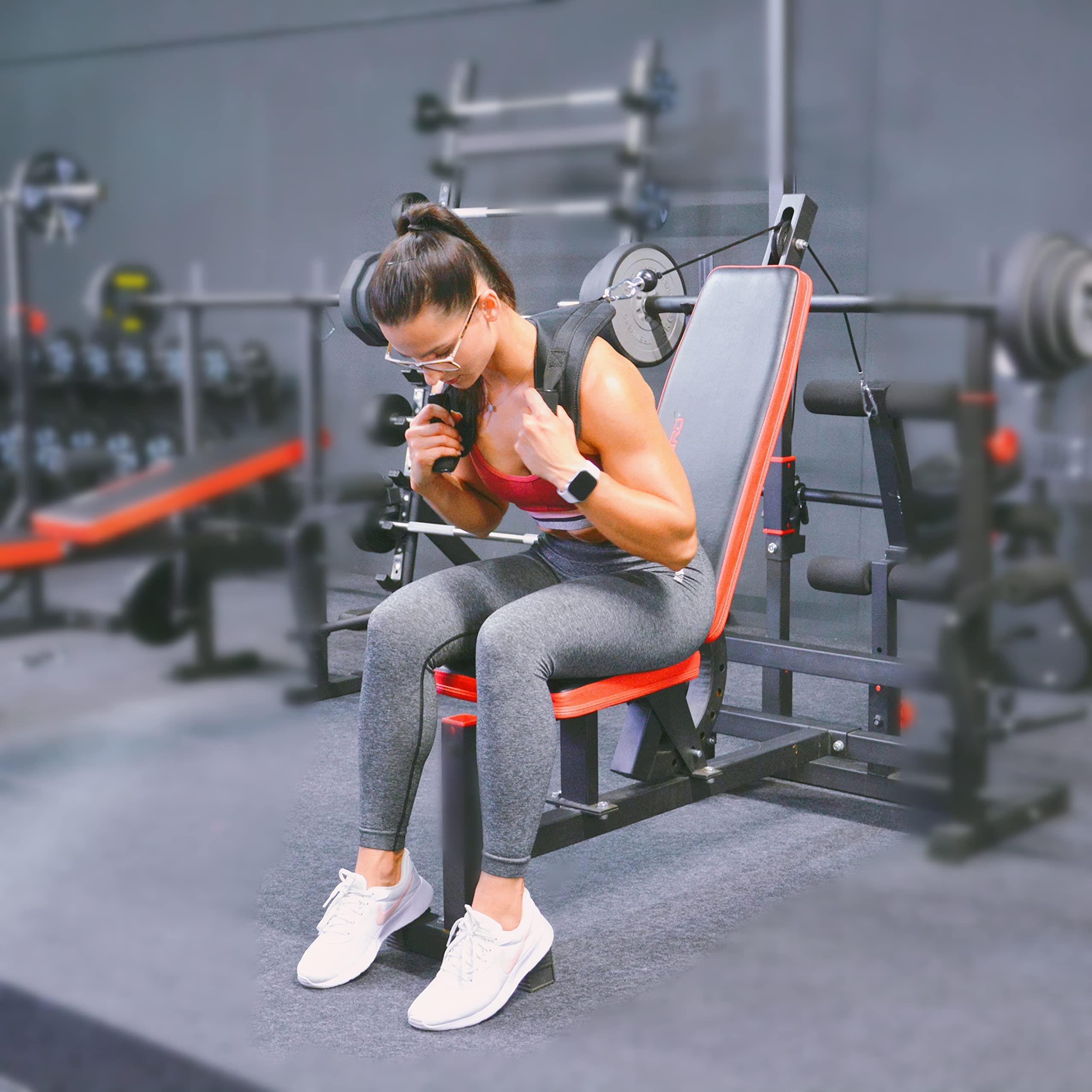 TrainHard Stacja kulturystyczna ławka do ćwiczeń ciężarowych, czarna/czerwona z długą sztangą łamaną i krótkimi hantlami oraz krążkami do sztangi 90 kg