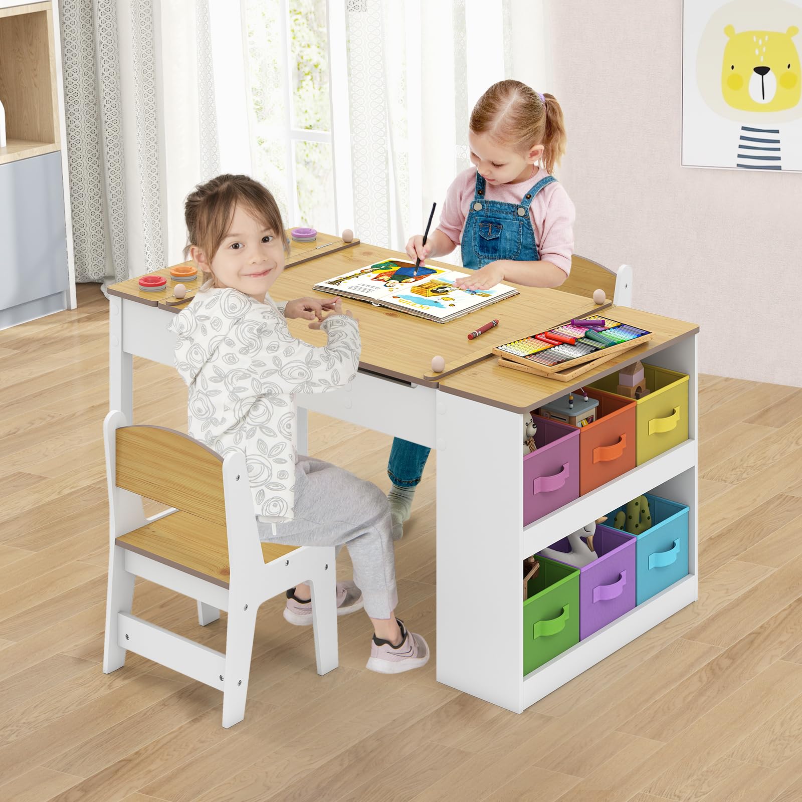 COSTWAY Set Tavolo da Disegno e Cavalletto per Bambini 3+ Anni con 2 Sedie, Tavolo Multifunzione in Legno con Piano Sollevabile, Rotolo di Carta, 6 Bicchieri di Vernice (Naturale)