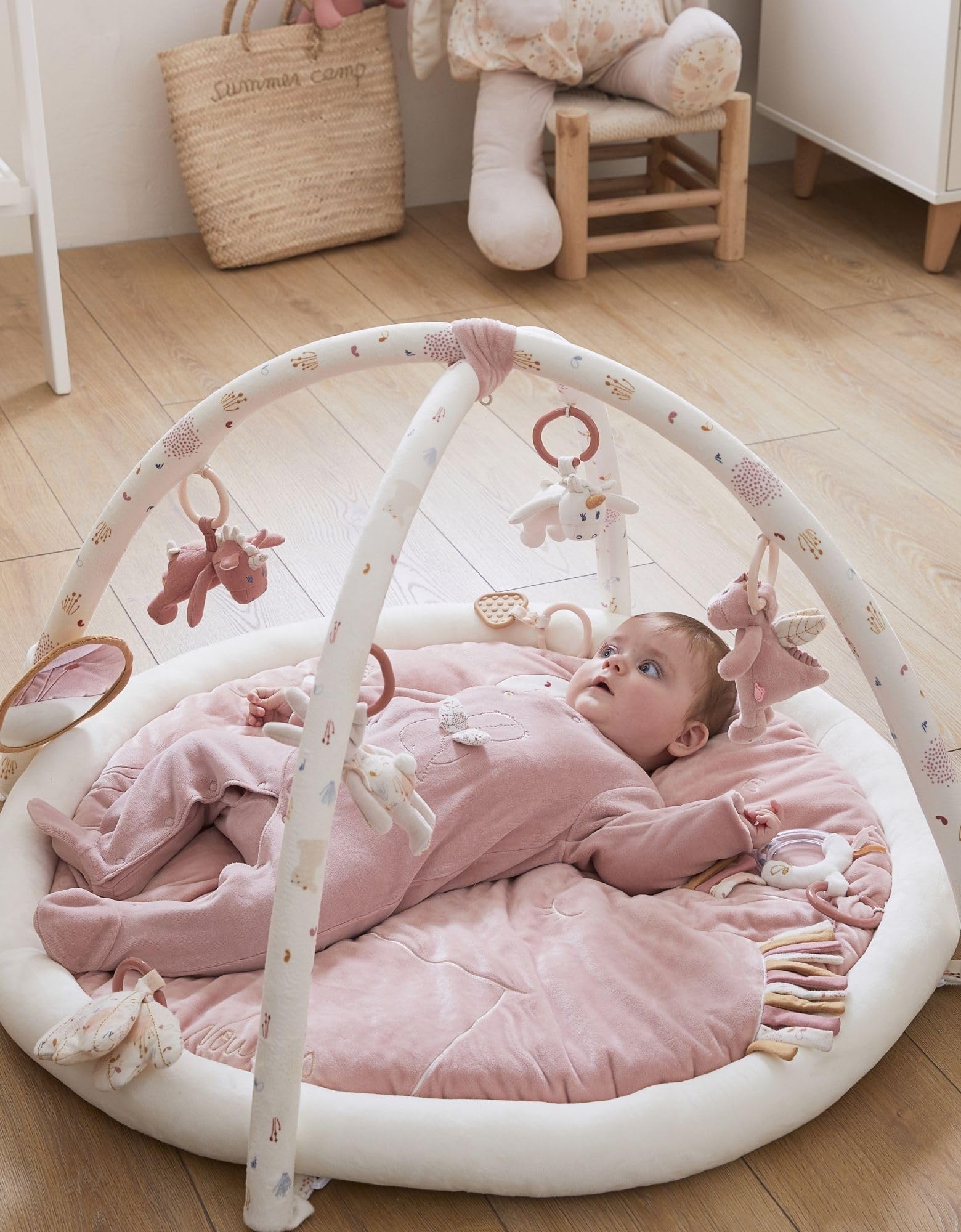 NOUKIE'S - Tapis d'Éveil Bébé - Rose - Lina & Joy - Tapis d’Activités Sensoriel avec Jouets Suspendus - Motricité, Développement Éveil - Lavable Machine - Naissance - Cadeau