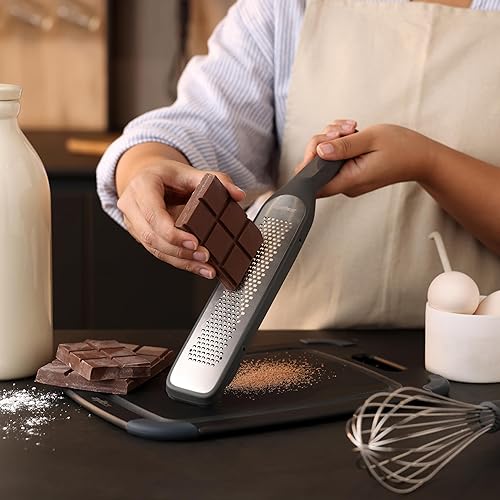 Vista 13 de Zyliss SmoothGlide - Rallador doble – De mano con cuchillas de acero inoxidable y mango ergonómico – Rallador mediano y grueso de doble cara