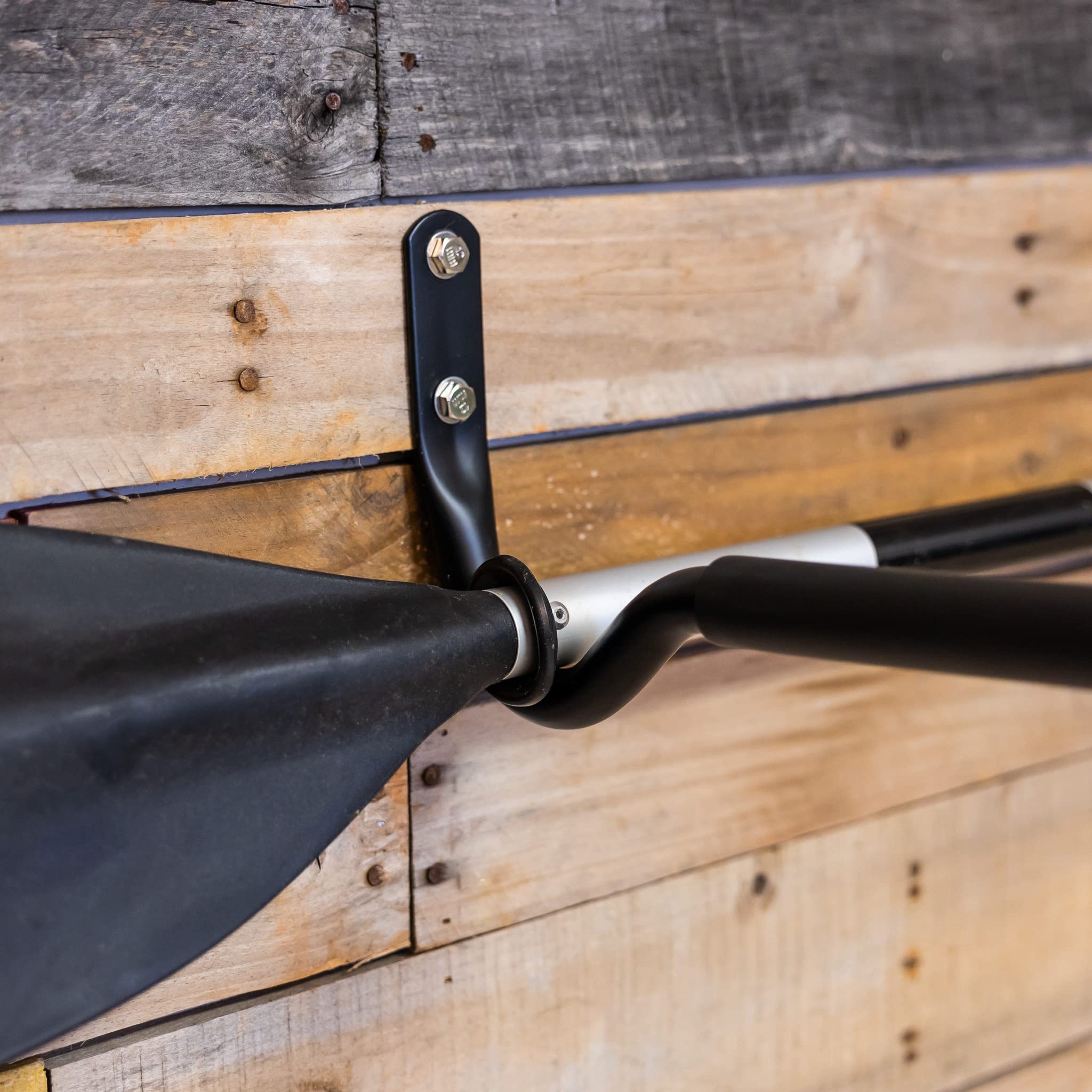 StoreYourBoard Roanoke Kajak-Aufbewahrungsregal, hält 45,4 kg, Kajak-Wandhalterungshaken, Kajakständer für Garage, platzsparender Innen-Kajakhalter, massiver Stahl, Schutzpolster