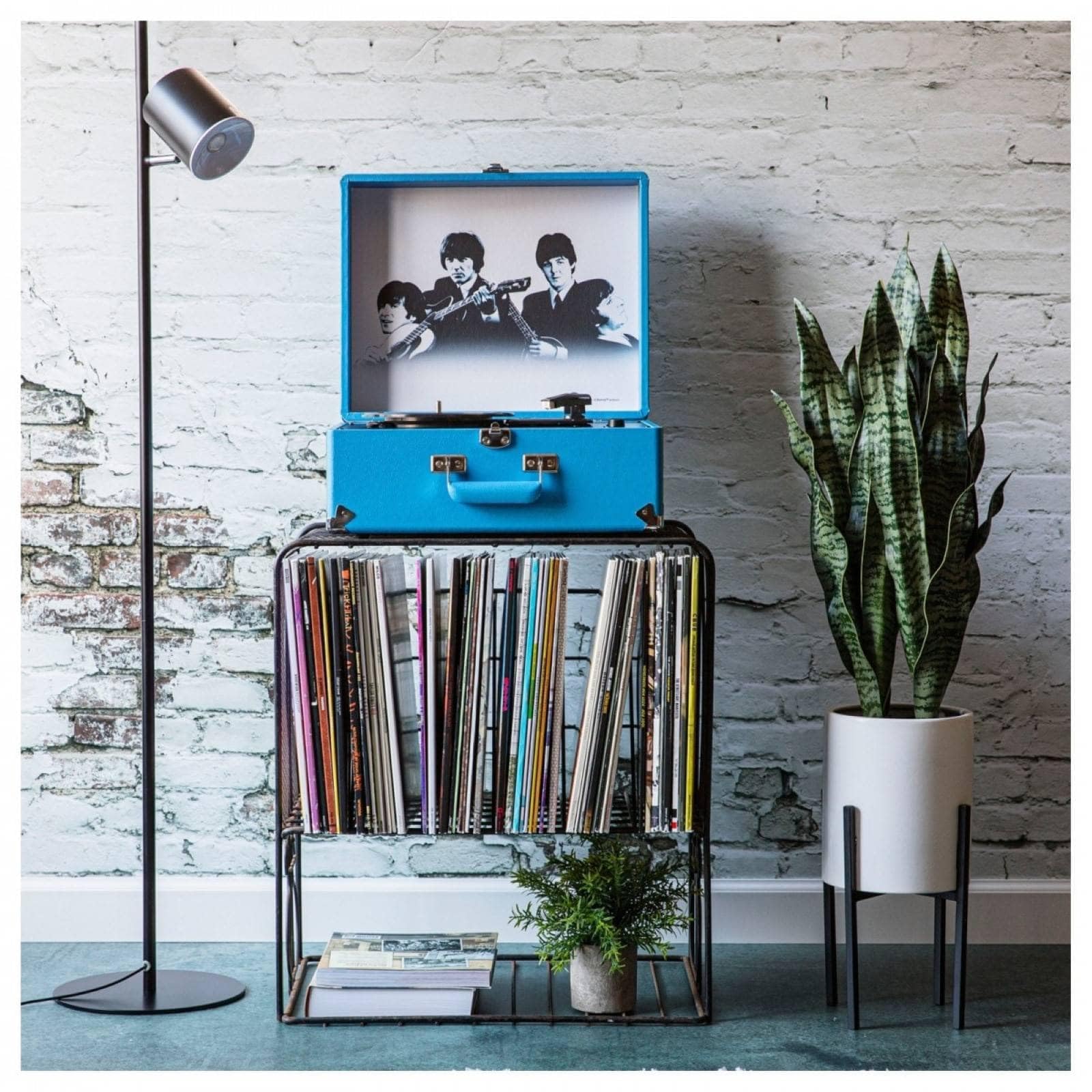 Crosley The Beatles Anthology - Giradischi portatile Bluetooth, lettore in vinile a 3 velocità, giradischi per la casa per dischi in vinile, altoparlanti stereo integrati, ricevitore Bluetooth, AUX,