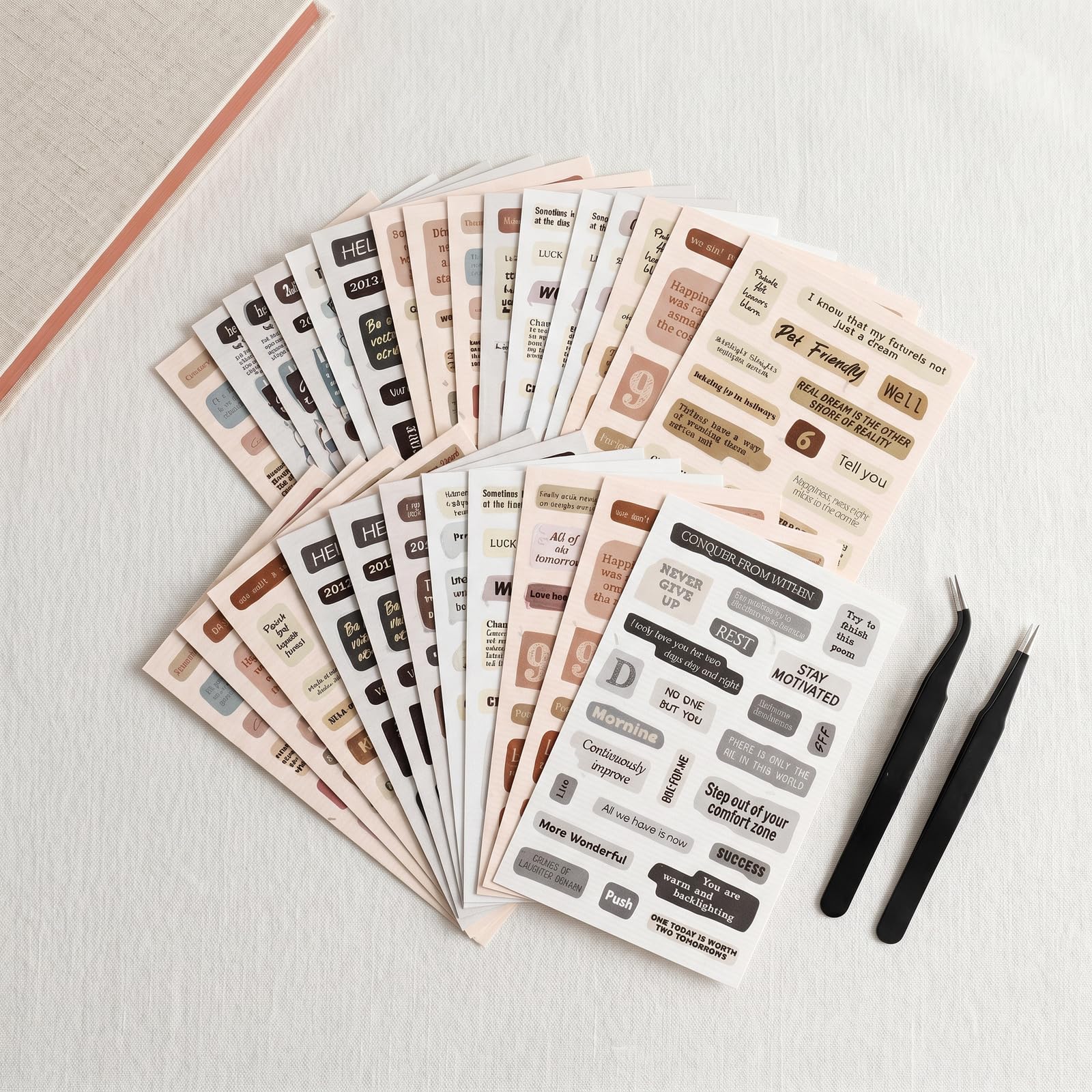Set 12 Fogli Adesivi Colorati Carini – Impermeabili PET Per Scrapbooking, Computer, Casco, Valigia E Bicicletta