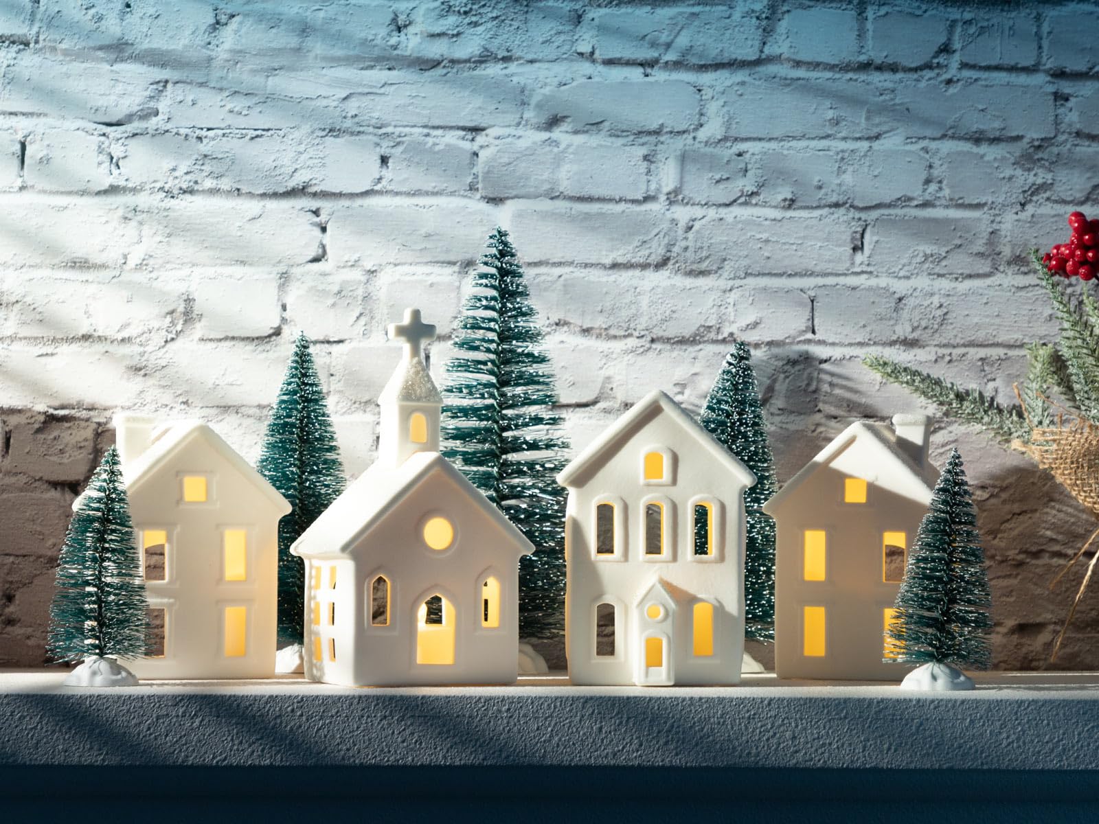 Lot de 9 figurines de village de Noël – 4 maisons éclairées en céramique avec télécommande et 5 arbres – Décorations de Noël d'intérieur – Décoration rustique pour maison, table et chambre –