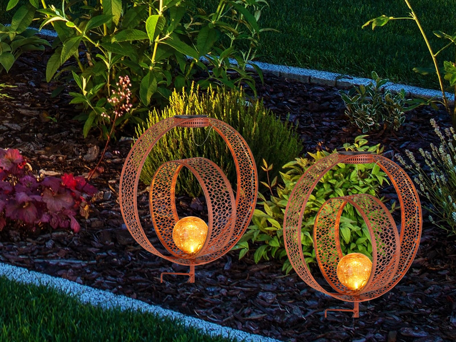 Set di 2 luci solari con punzonature decorative effetto ruggine e sfera di vetro, altezza 42 cm