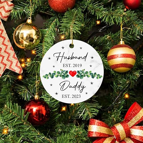 Vista 59 de Adorno de Navidad con texto en inglés "Your First Christmas As My Daddy 2025", regalo de recuerdo personalizado para nuevo papá Adorno Your Are