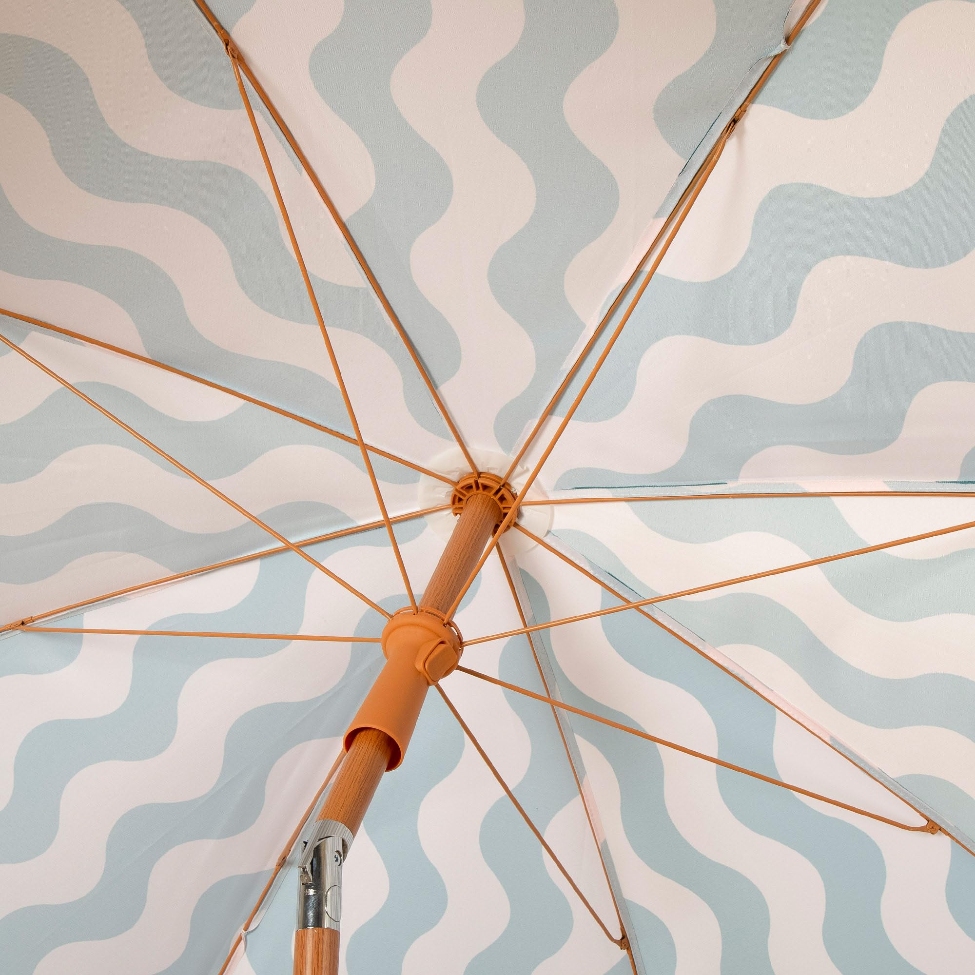 AKTIVE Parasol de plage, diamètre 200 cm, style rétro avec franges, 8 baleines, protection UV50, polyester, mât en acier effet bois 28/32 mm, housse de transport avec bandoulière incluse (62479)