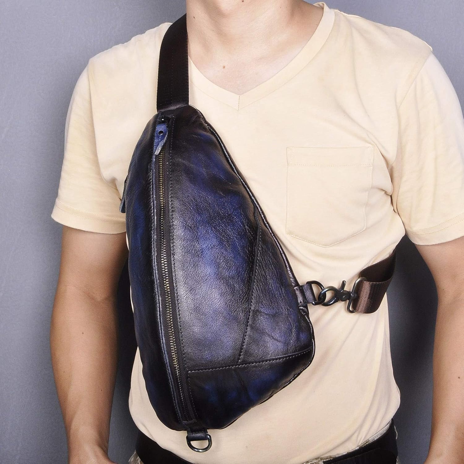 Le'aokuu Men Outdoor Travel Climbing Triangle Chest Sling Bag Rig One Shoulder Strap Bag Backpack Men Genuine Leather 5059 (blue)