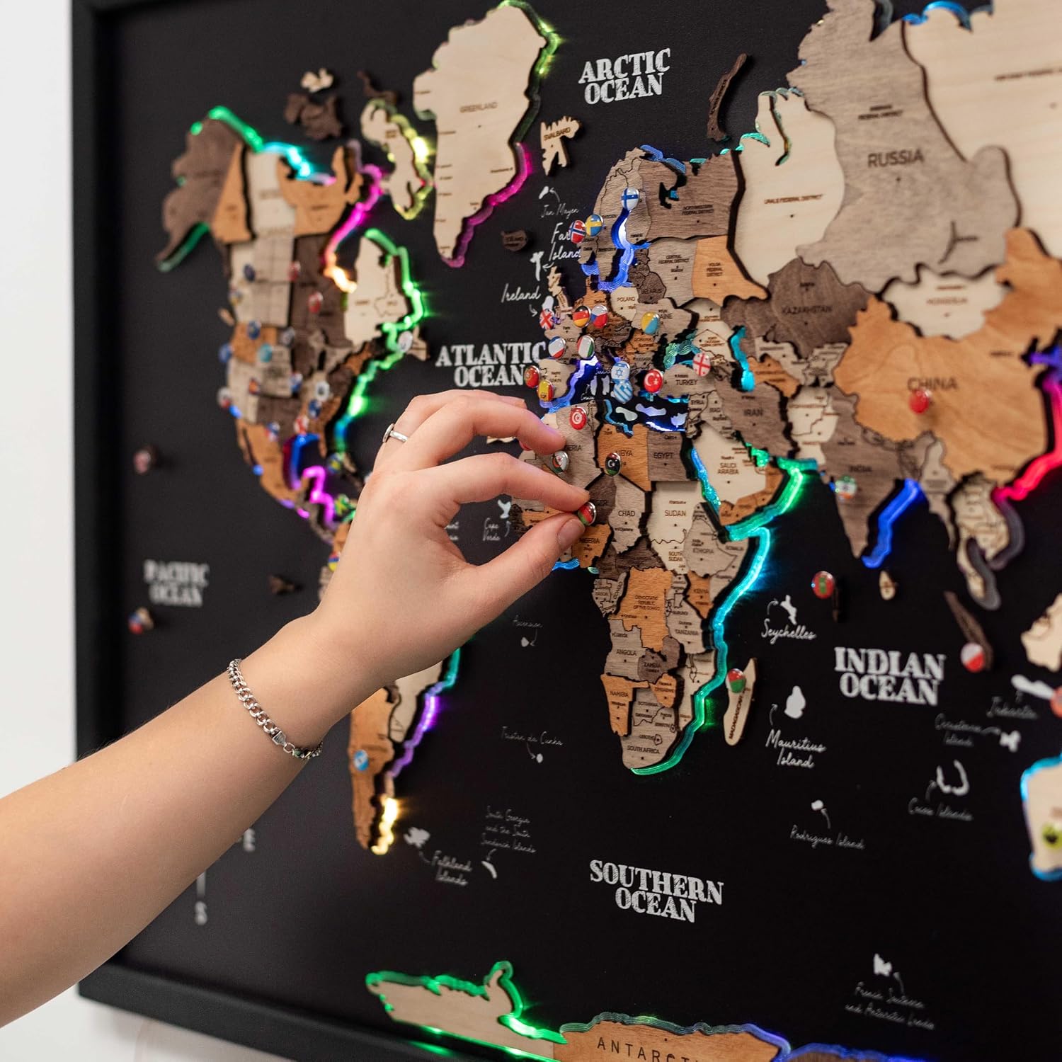 ENJOY THE WOOD Wooden World Map on Board with LED Backlight 2.0 - Handmade World Maps for Wall with Frame - Personalizable Travel Map with Pins for Living Room, Office or Bedroom (Multicolor, Medium)
