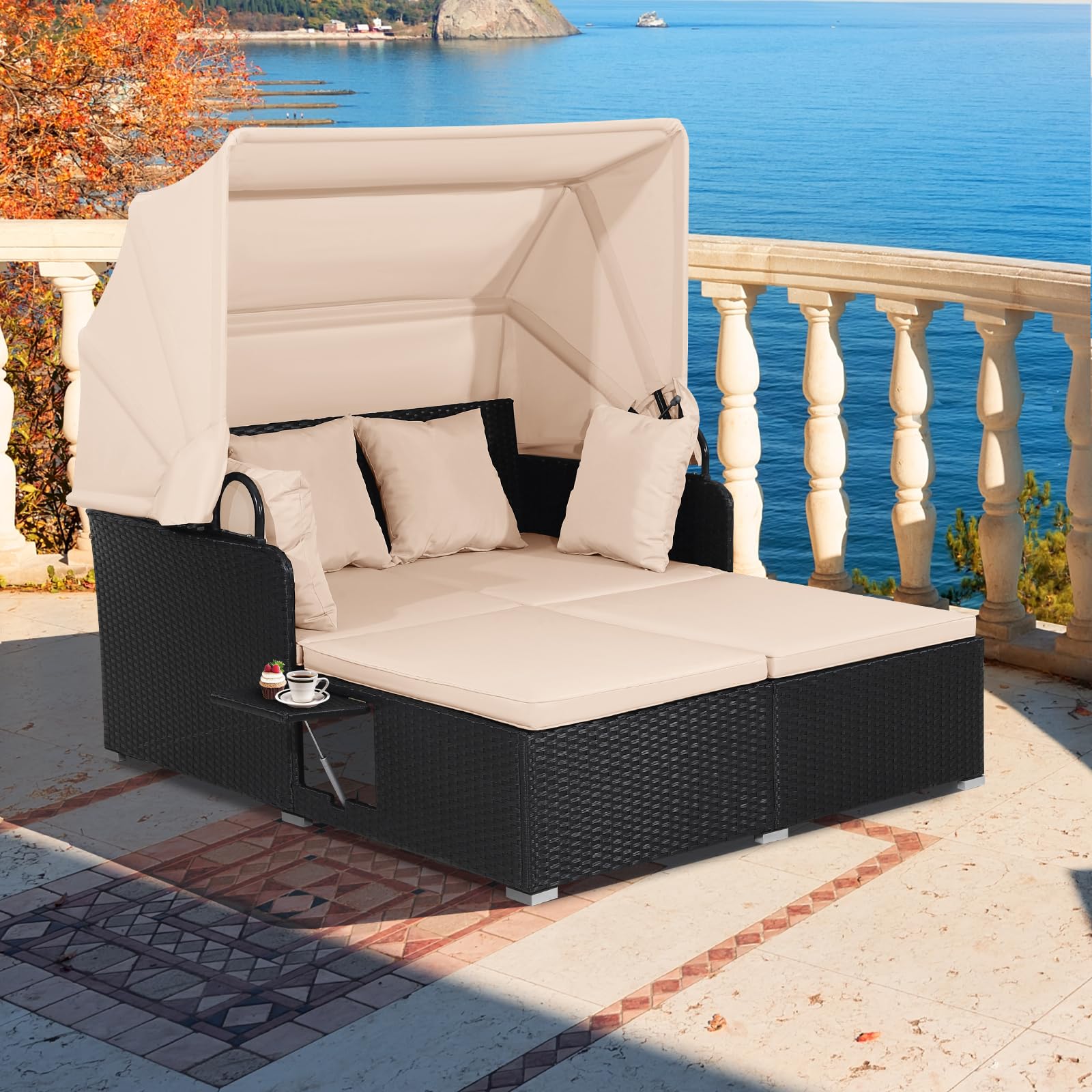 GIANTEX Lettino da Esterno in Rattan, Set di Divani da Patio con Tettuccio Retrattile e 2 Tavolini, Lettino da Esterno con Morbidi Cuscini e Ampia Superficie di Sdraio, 3 Colori (Beige)