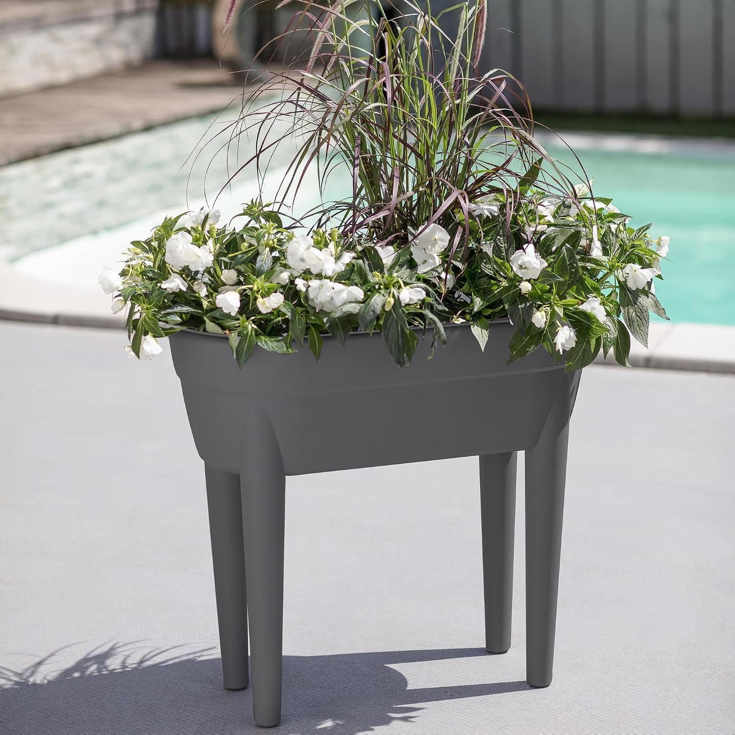 EDA - Jardinière Haute Osaka - 48 L - Zone Rétention d'eau - Pieds avec Bouchon Evacuation - Barre Métallique de Renfort - 77,1 x 37,6 x H. 68 cm - Gris Anthracite