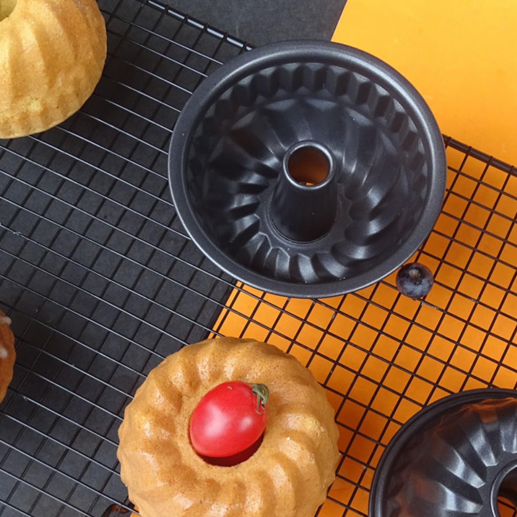 Paquete de 4 moldes estriados para tartas, juego de mini moldes para tartas de 4 pulgadas, acero al carbono, reutilizables, antiadherentes, moldes para hornear pequeños para Kugelhopf, pasteles, 4