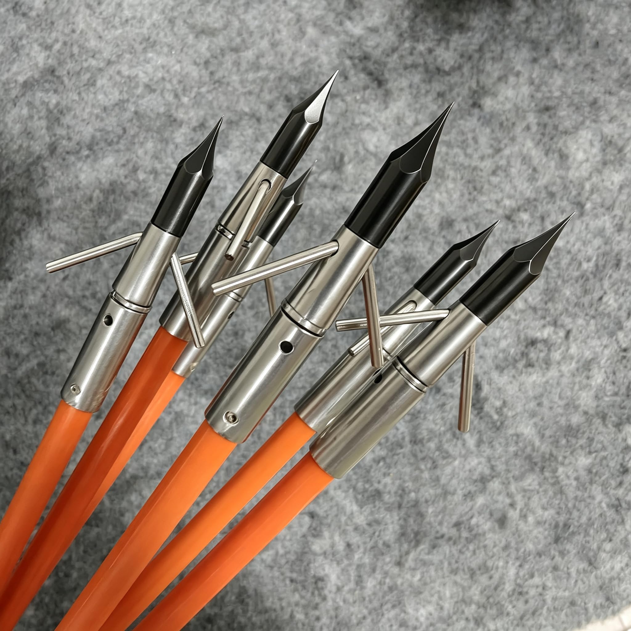 Kit Completo de Pesca con Arco con Flechas y reposaflechas – Cuerda de 40 m | 6 flechas macizas de fibra de vidrio, montaje sencillo, compatible con arcos compuestos y arcos recurvos para pesca con arco