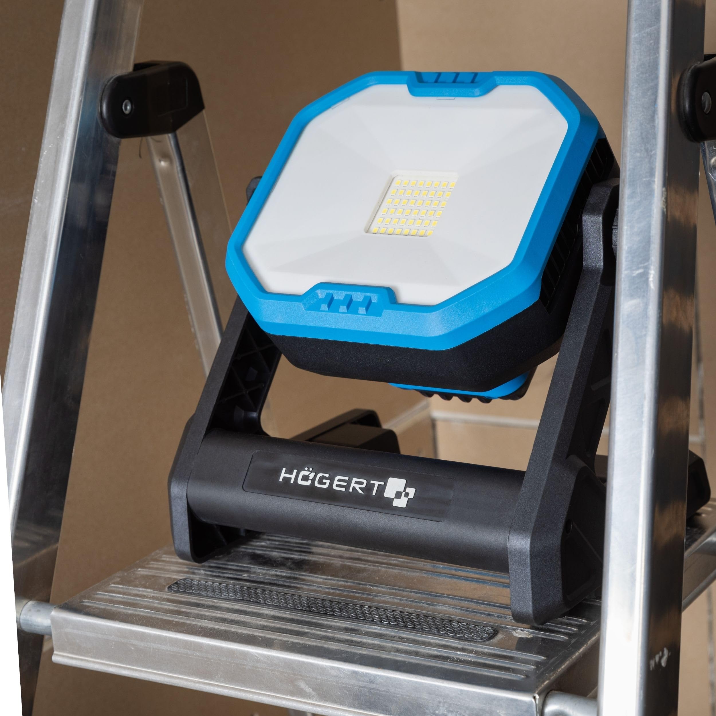 HÖGERT TECHNIK Akumulatorowy reflektor budowlany 18 V, SMD LED reflektor, 2400 lm, obracany o 360°, 3 tryby świecenia, 6500 K, czas pracy do 7 h, zasilanie bateryjne/sieciowe, lekki i wszechstronny,