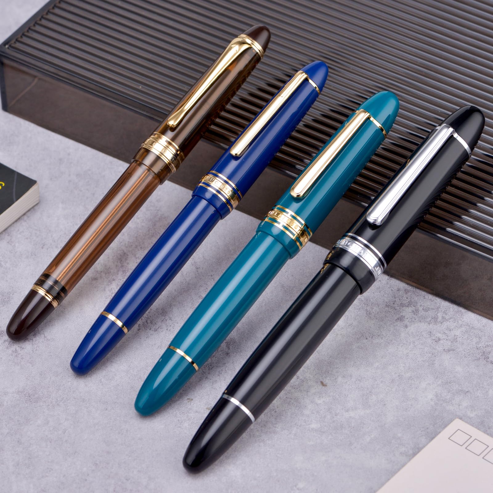 Yongsheng Junlai 930 - Pluma estilográfica acrílica, plumín mediano tamaño 9 con sistema de llenado de pistón, tanque de tinta de valla negro piano con diseño de forma de torpedo (Borde Plateado)