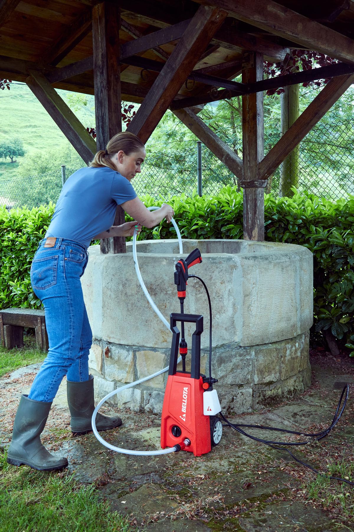 Bellota HL1400E- Hidrolimpiadora, Potencia: 1,4 kW, Presión Máx: 120 bar, Caudal: 330 l/h, Manguera 3 m (PVC), Peso: 5 kg, Pistola No Force, Ruedas, Succión agua, Filtro de agua extraible, 2 boquillas