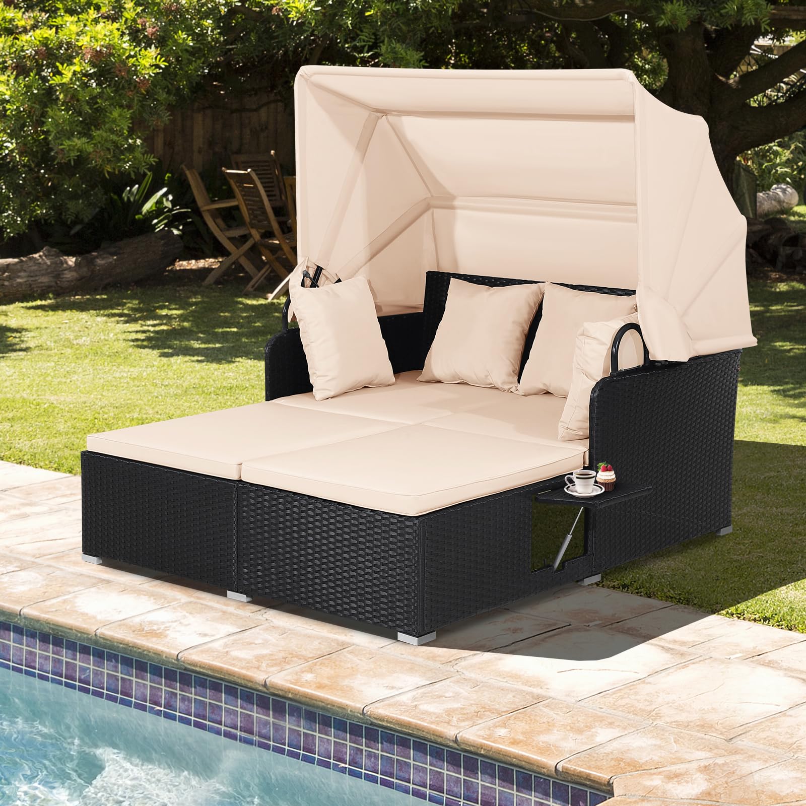 GIANTEX Lettino da Esterno in Rattan, Set di Divani da Patio con Tettuccio Retrattile e 2 Tavolini, Lettino da Esterno con Morbidi Cuscini e Ampia Superficie di Sdraio, 3 Colori (Beige)