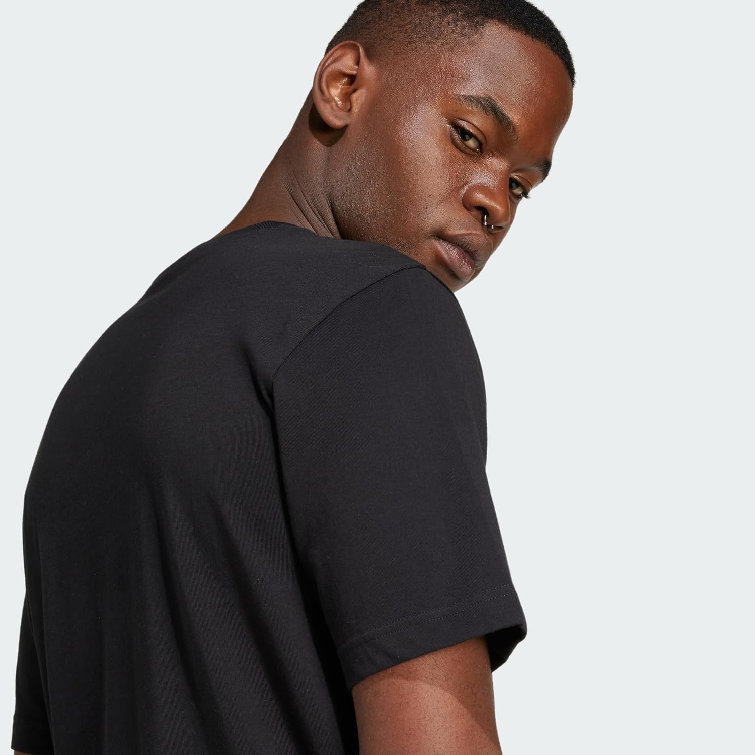 تي شيرت مموه برسومات خطية للرجال من اديداس 2026 - view 2