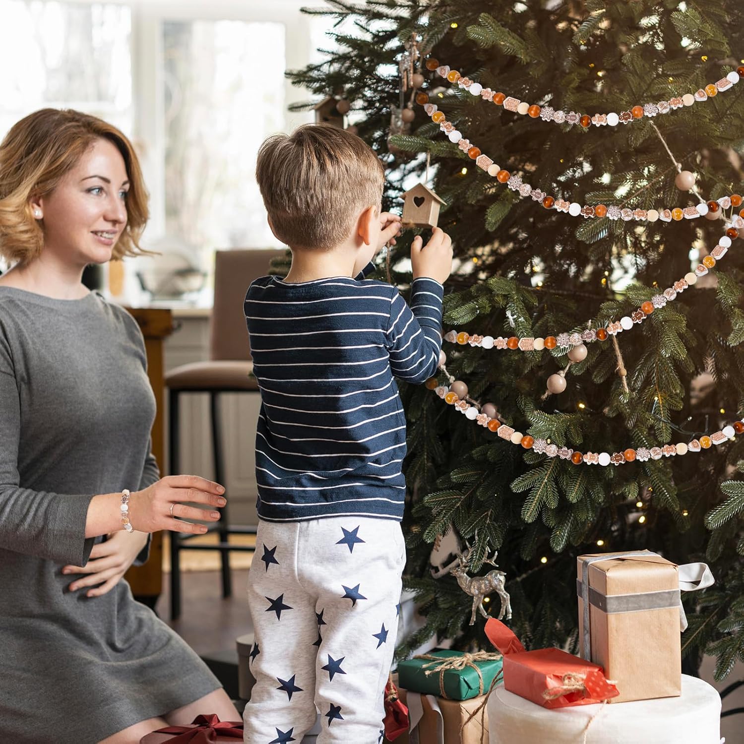 Whaline 200Pcs Christmas Wooden Beads Round Loose Bead Gingerbread Man Snowflake Craft Beads for Xmas Farmhouse Ornament DIY Making Winter Decor - Image 5