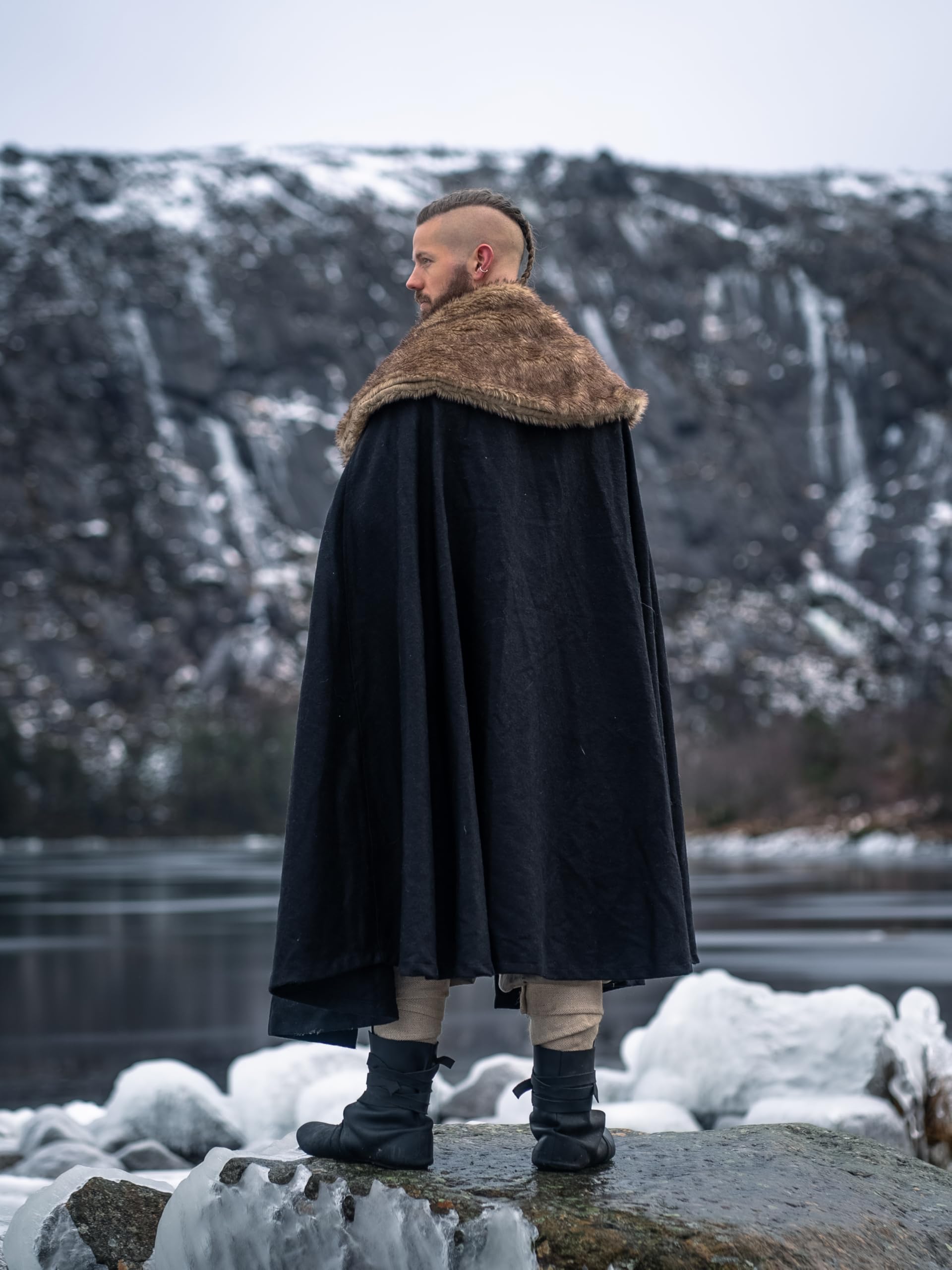 Leonardo Carbone® Unisex Wikinger Umhang Janne mit Kunstfell - Mittelalter Kleidung Damen & Herren, Cape Männer, Hobbit Kostüm, LARP-Kleidung, Wikinger, Cosplay Herren, Halloween, Karneval Schwarz