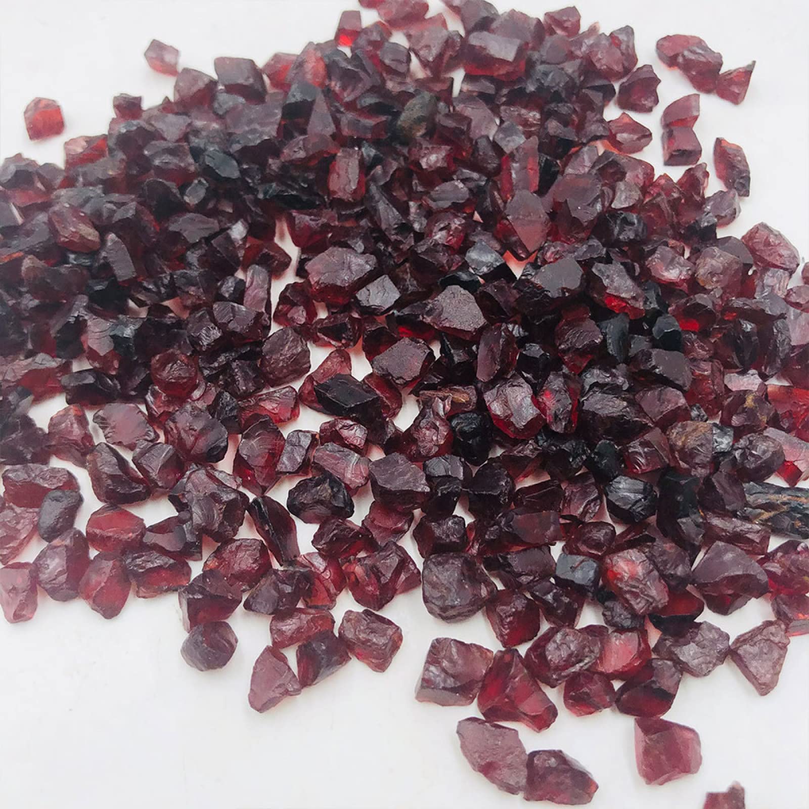 PAKMEZ Lote de 50g de Grava de Granate Natural en Bruto, Piedra de Cristal de Cuarzo en Bruto, espécimen de Roca for habitación, decoración del hogar, Acuario Obelisco