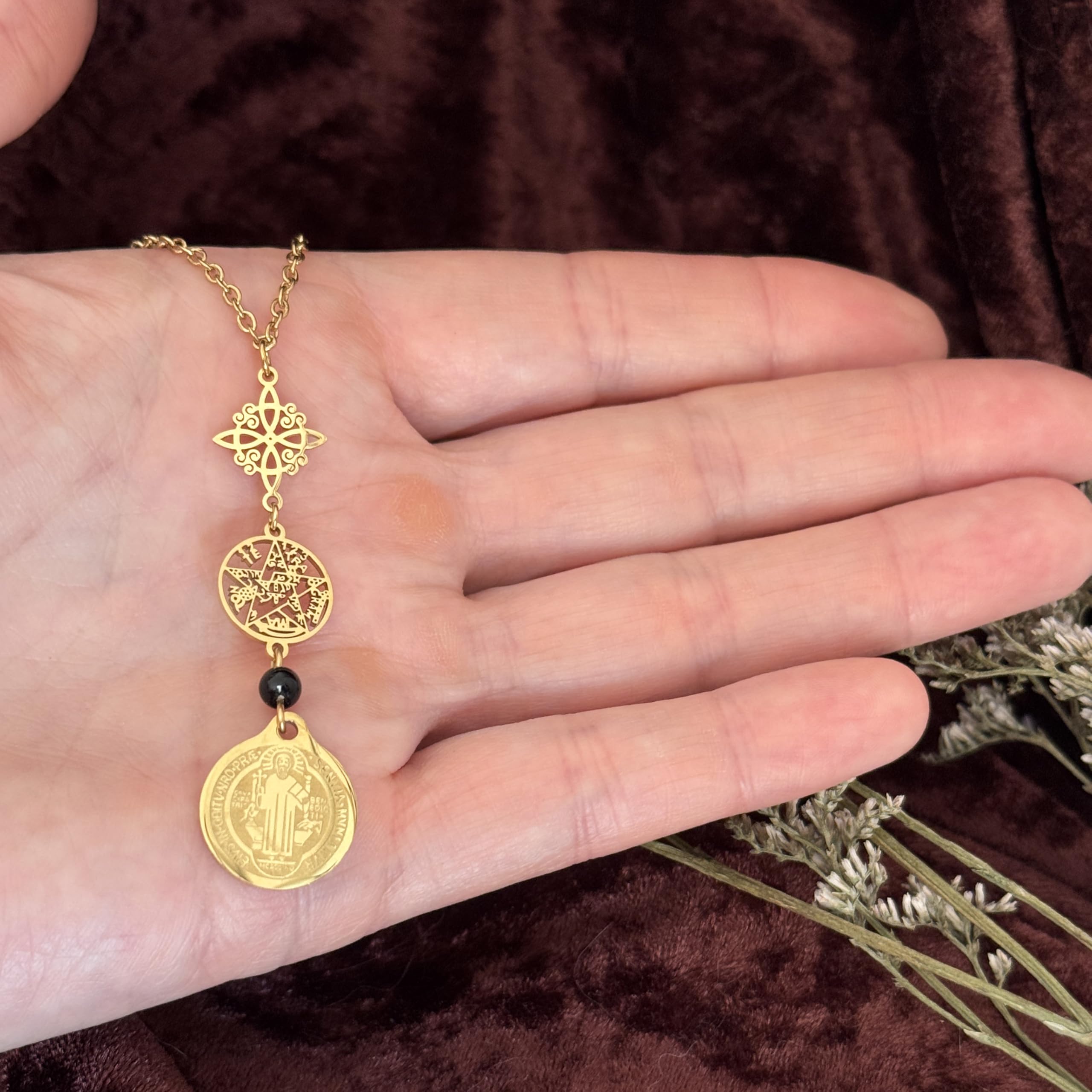 Simboliks Colgante Triple Protección Espiritual, Medalla San Benito, Tetragrámaton y Nudo de Bruja, Acero Inoxidable, Amuleto contra Mal de Ojo, Envidia y Energías Negativas, Obsequio de una pulsera