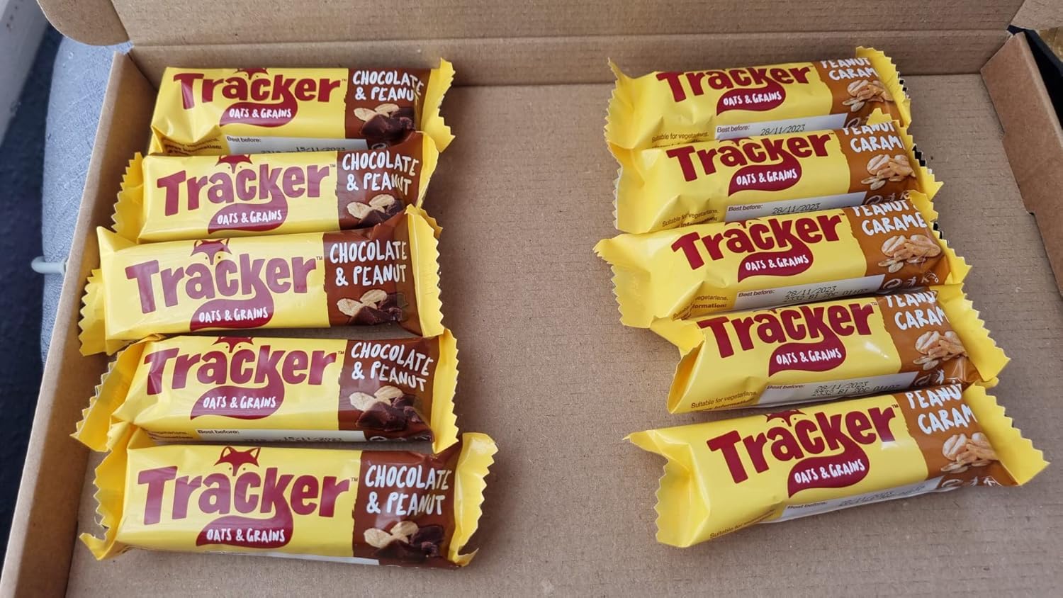 Tracker Oats & Grain Humper Includes 5x Chocolate & Peanut Bar And 5x Peanut & Caramel Bar