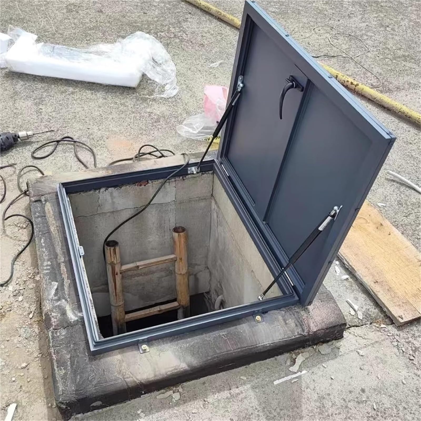 Trappe d'accès au toit en acier galvanisé 33 x 38 (83,8 x 96,5 cm) avec poignée de support hydraulique, accès sécurisé et facile à utiliser pour une entrée sûre du toit
