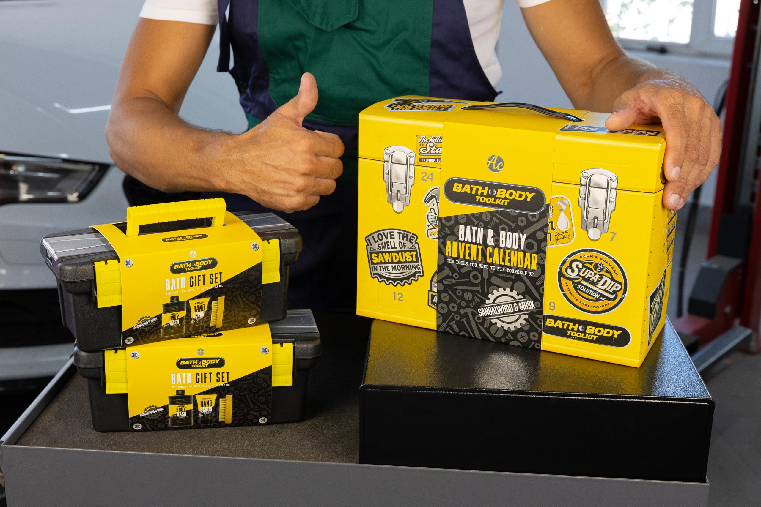 Accentra Coffret cadeau Bath + Body Toolkit pour homme, gel douche 400 ml, gommage pour les mains 50 ml et brosse à ongles en bois emballés dans une mallette à outils cool