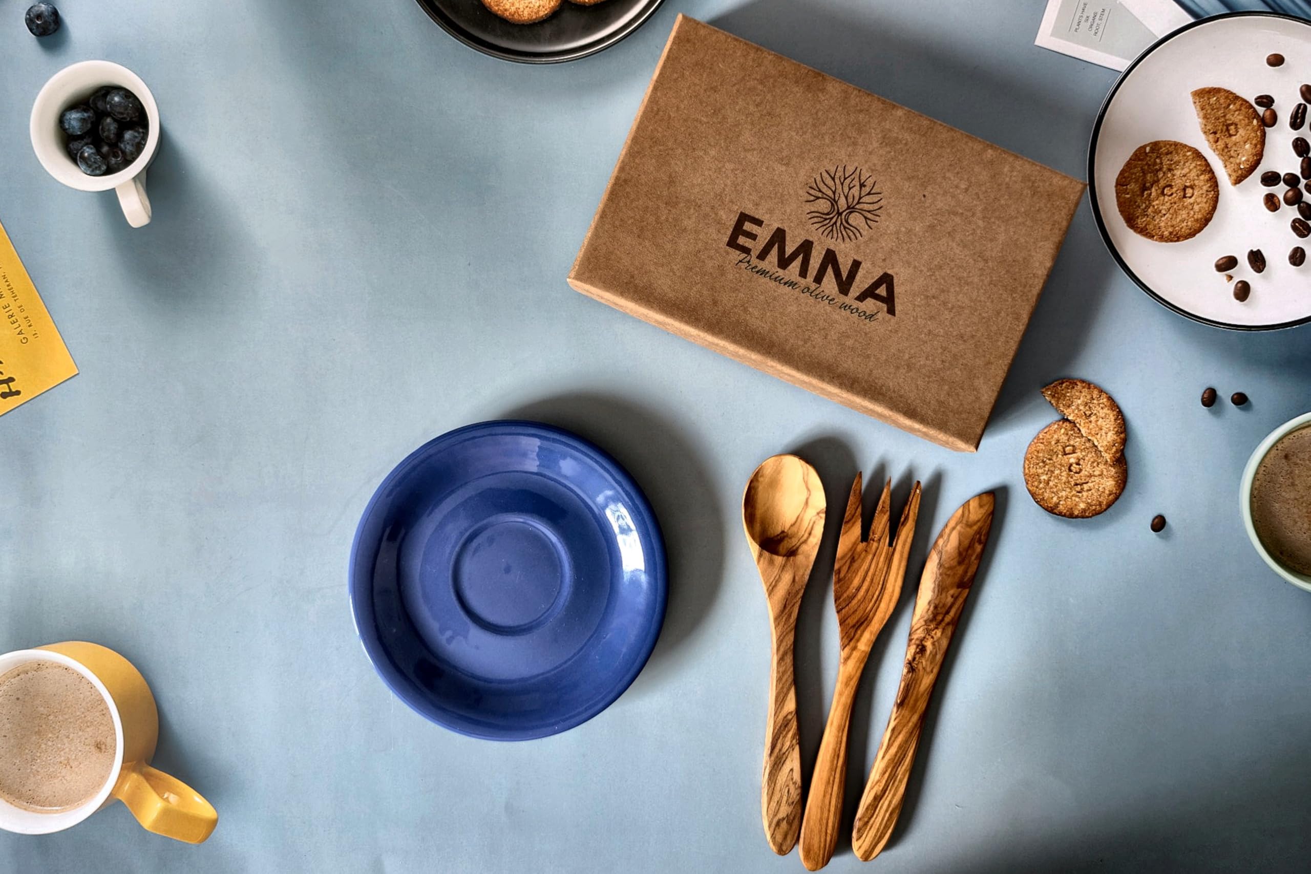 EMNA – Luxuriöses 12-teiliges Besteck Set aus massivem Olivenholz ca. 20 cm | 4 Löffel, 4 Gabeln & 4 Messer | Unikat | Edle Geschenkbox | Premium Geschenk Idee Weihnachten Hochzeit Geburtstag