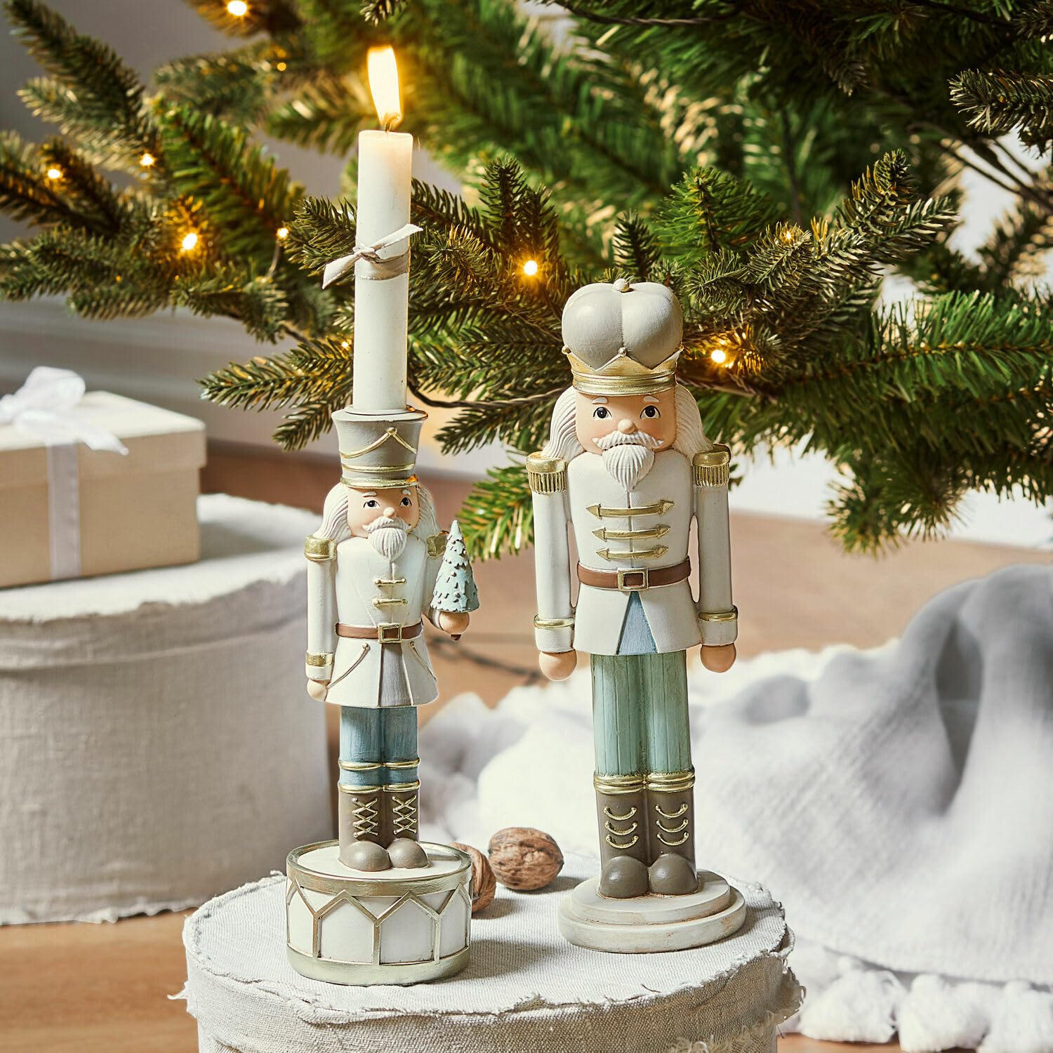 Loberon Deko-Nussknacker mit Kerzenständer Ellicott - bunt, bunt | Klassische Design-Ikone, handbemalt, Weihnachtsbeleuchtung, Weihnachtsdekoration, Weihnachten, Polyresin