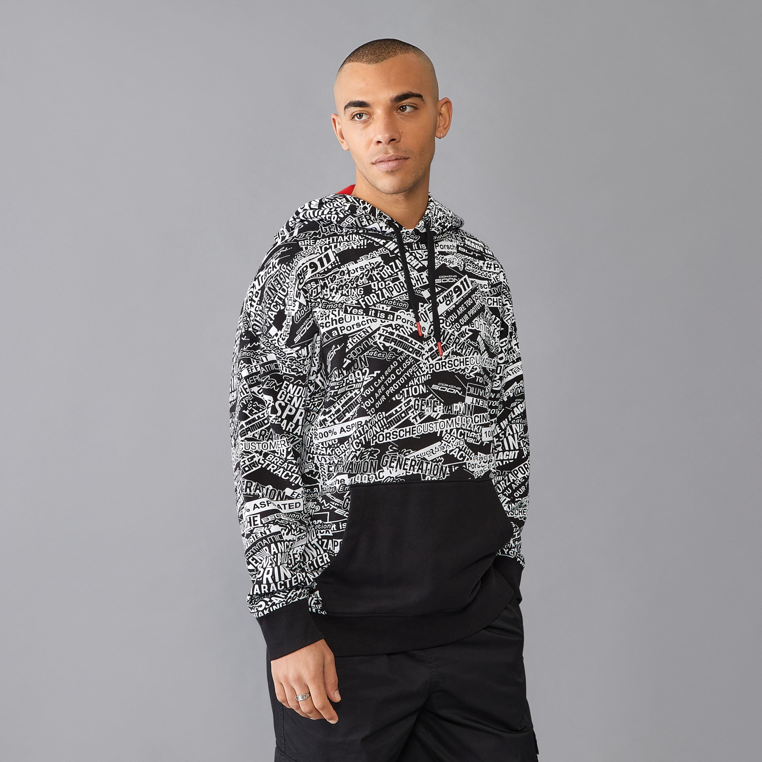 Porsche Motorsport Felpa con Cappuccio Oversize Stampata con Citazioni | Pile spazzolato, Stampa all-over con citazioni Porsche, Cappuccio regolabile con fodera rosso a contrasto