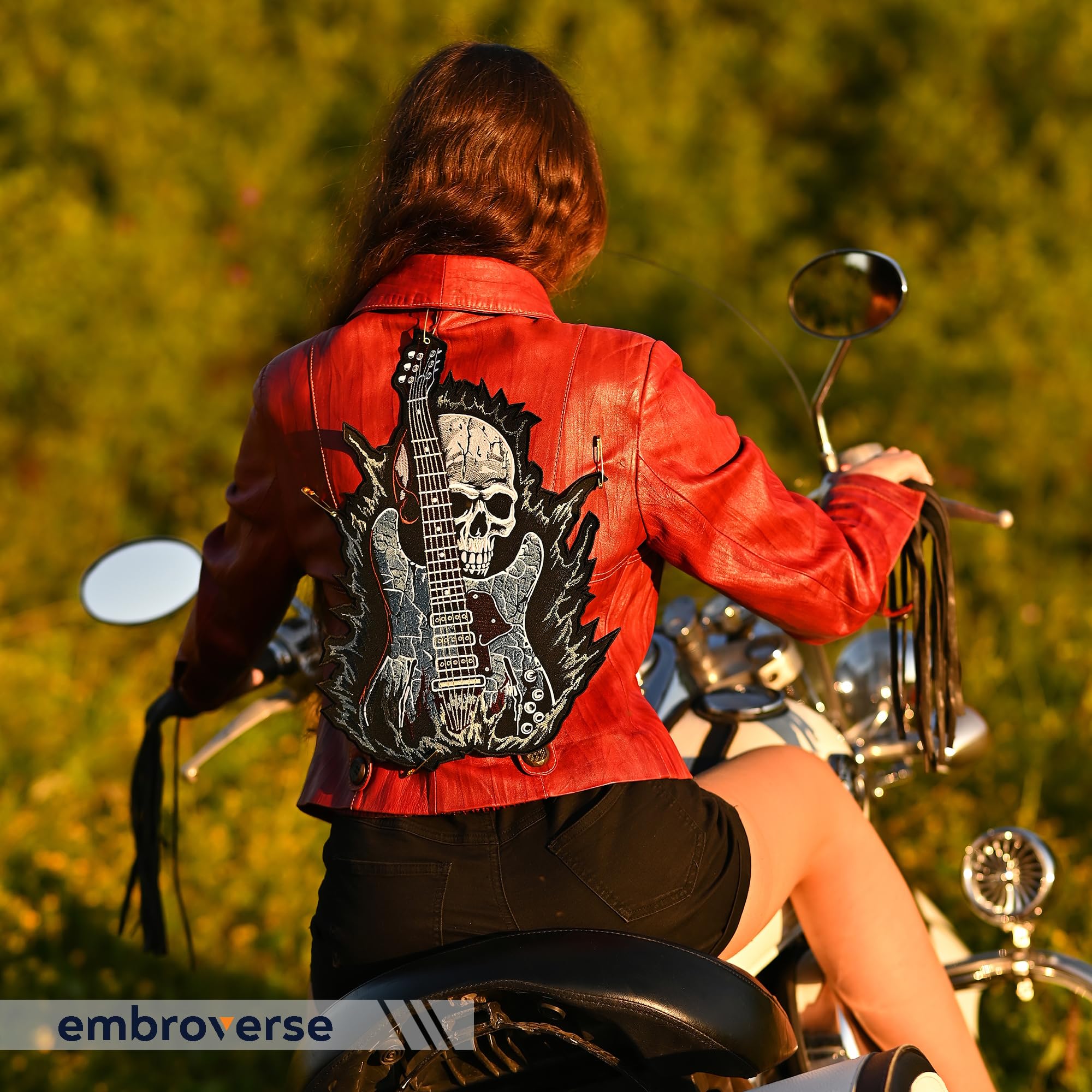 EMBROVERSE Rock Gitarre Totenkopf Rückenaufnäher, Bestickt zum Aufbügeln | Heavy Metal Rocker, Punk Band, Musikfestival Skelett Biker; Geschenk für Jeansjacken, Westen, Hoodies, Rucksäcke, Taschen
