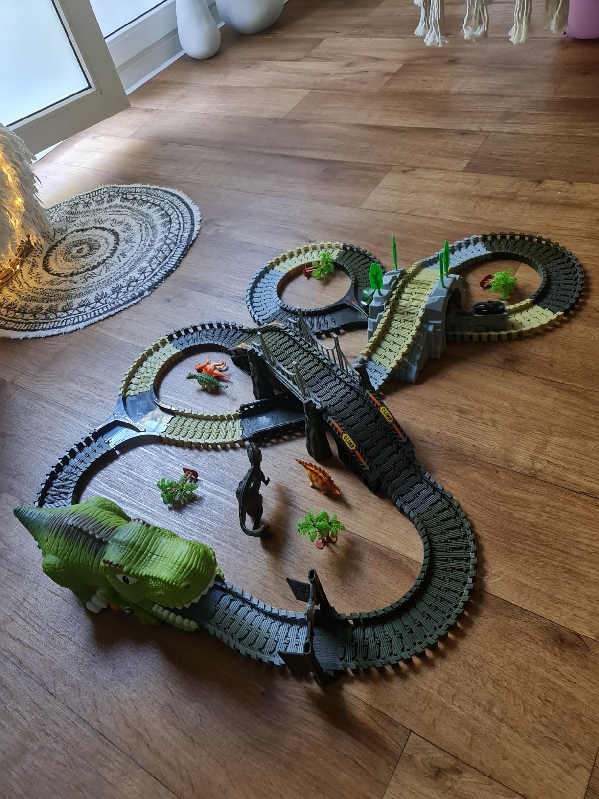 RollAndRace Flexible Autorennbahn 4 Meter - Aufrollbare Rennstrecke Für Spielzeugautos - Mit Saugnäpfen