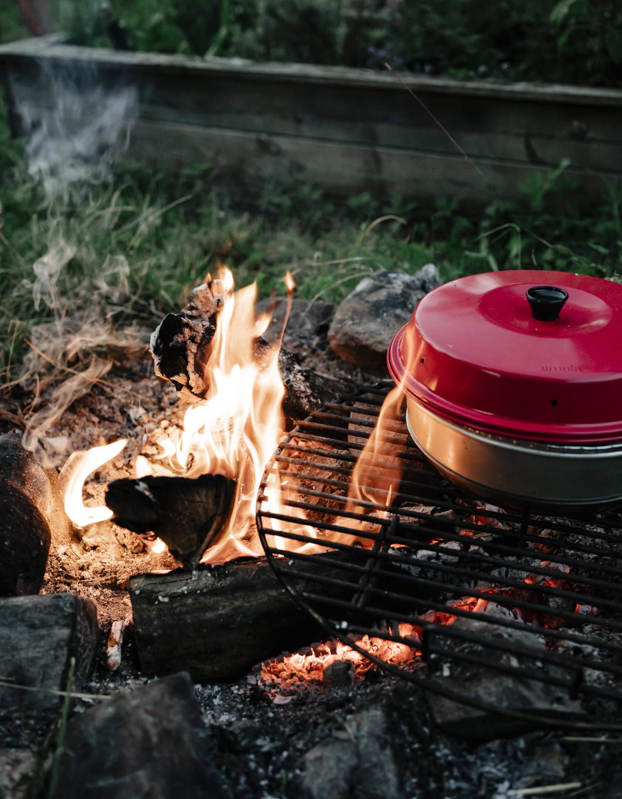 Omnia Pack 2 Four de Cuisson en Aluminium Émaillé avec Plaque Perforée, Sac de Rangement, 6 Moules en Silicone et Poignées de Levage, Rouge, 2L
